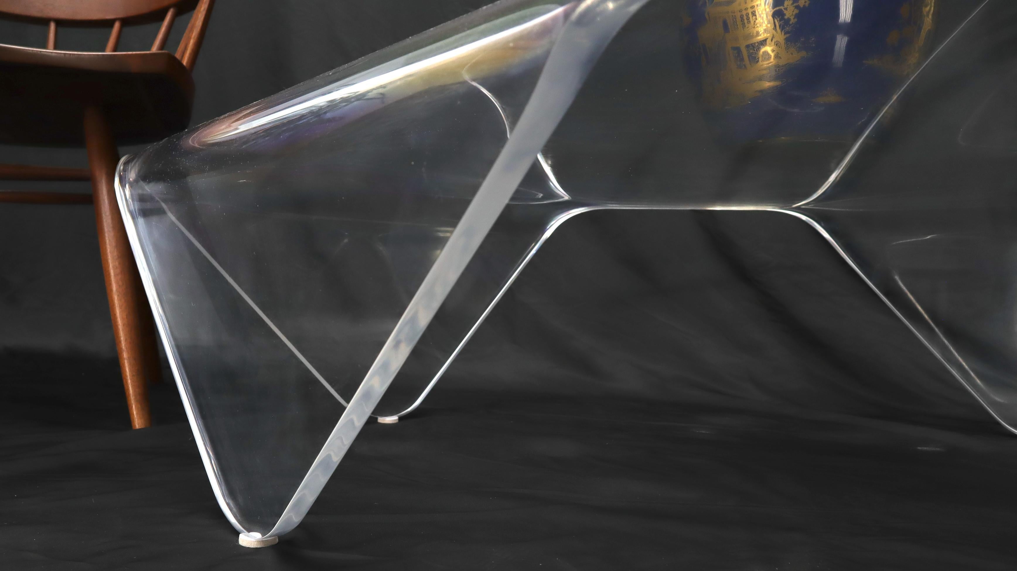 20ième siècle Table basse en lucite pliée en une seule pièce et épaisse en vente