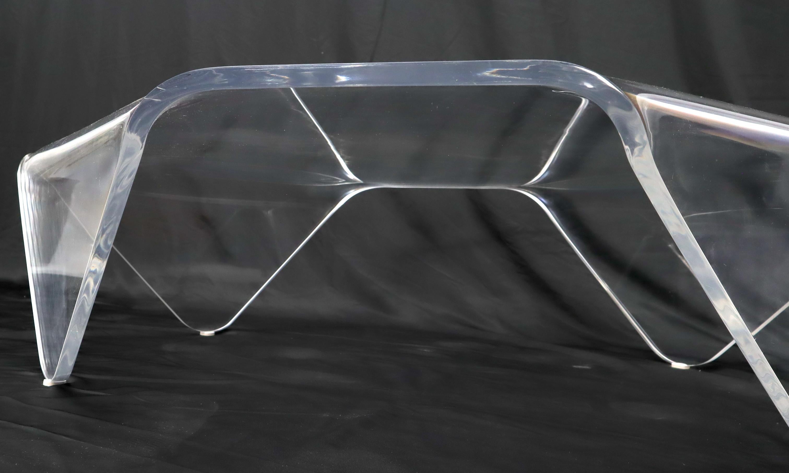 Table basse en lucite pliée en une seule pièce et épaisse en vente 1