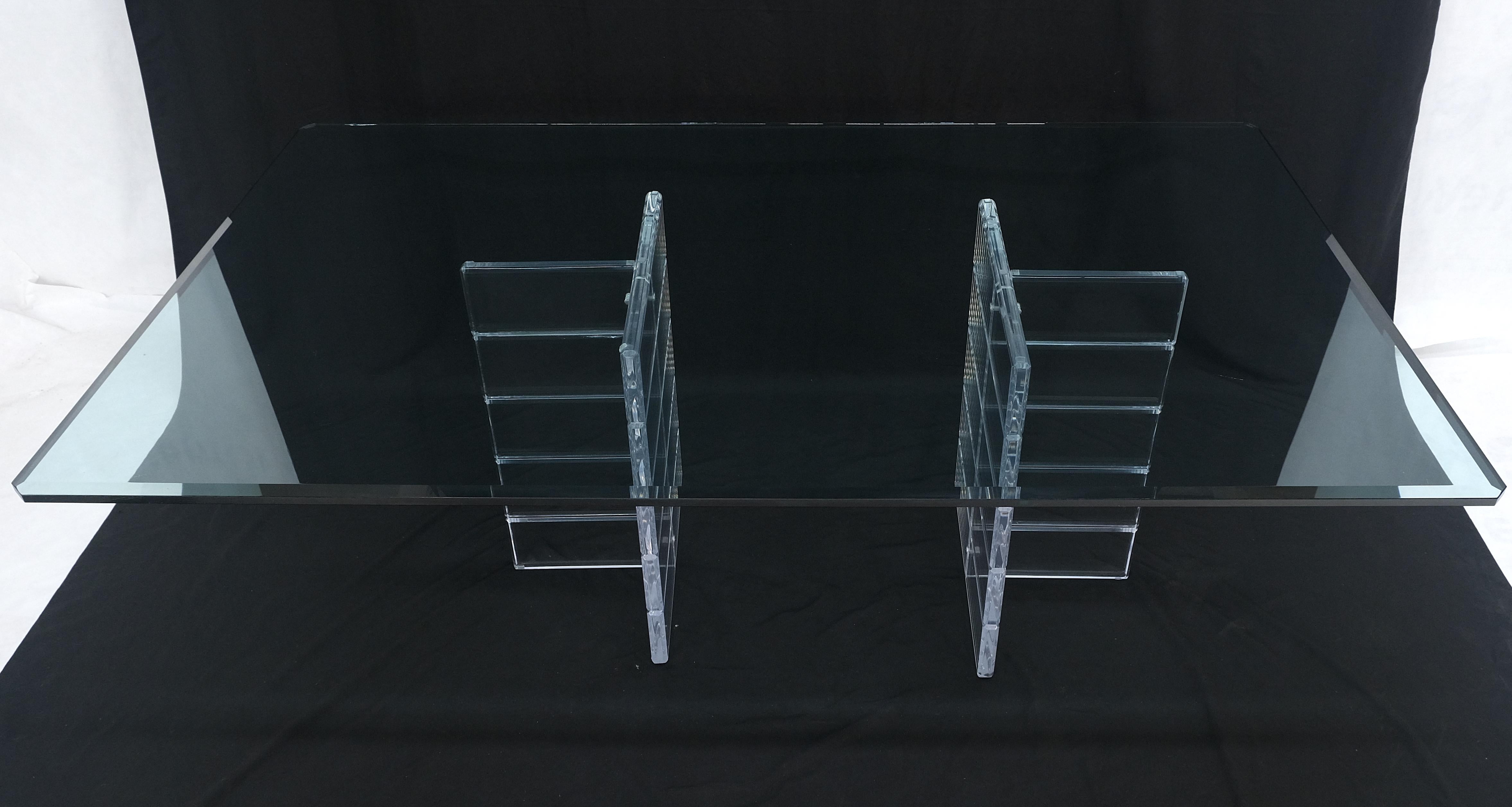 20ième siècle Table de salle à manger en Lucite épais poli à double base Table de salle à manger en verre rectangulaire de 3/4
