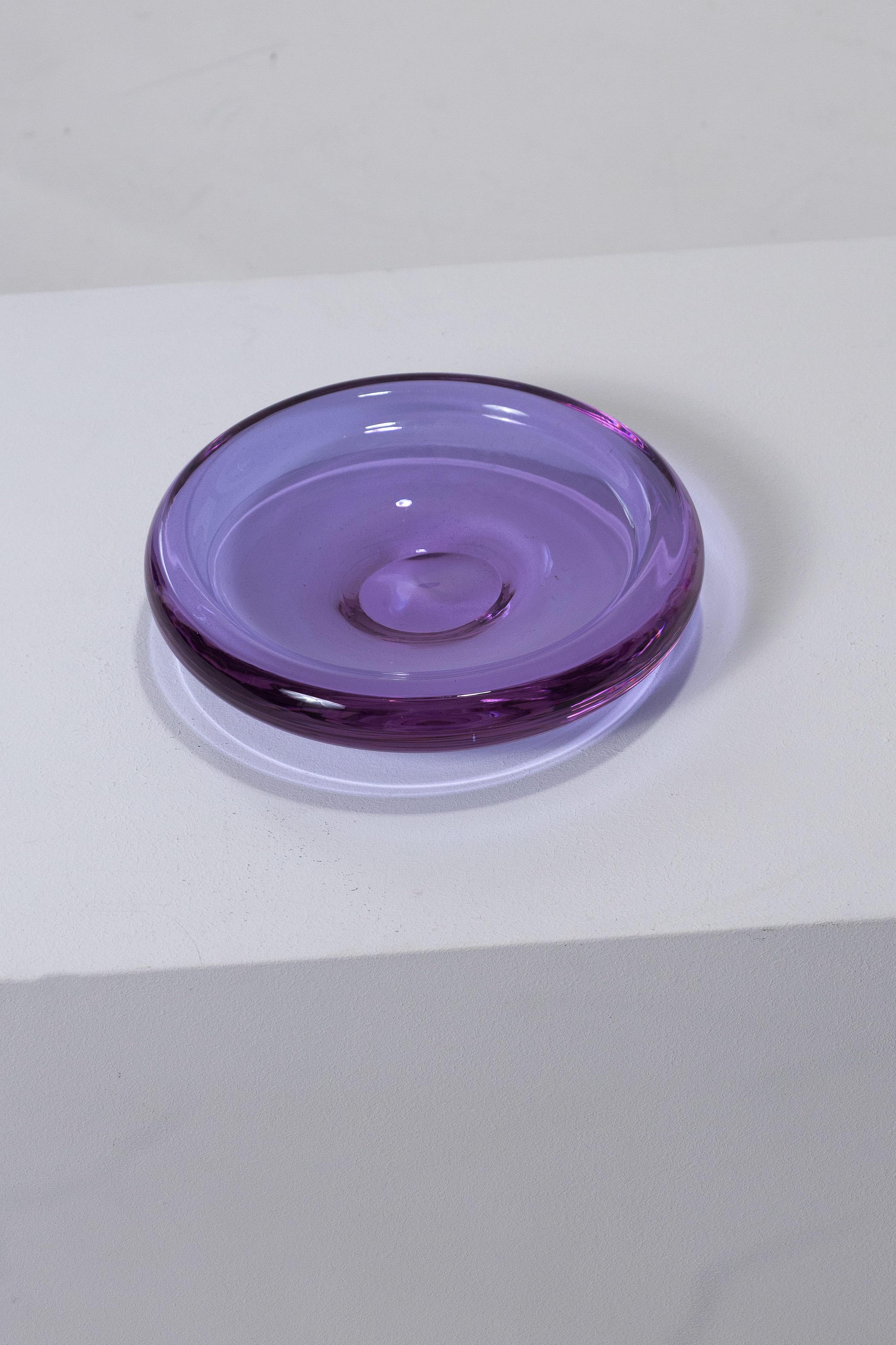 Fruttiera circolare in vetro massiccio viola, colorato in tutta la massa. Realizzato negli anni '60 negli Stati Uniti. In ottime condizioni.
DV2054