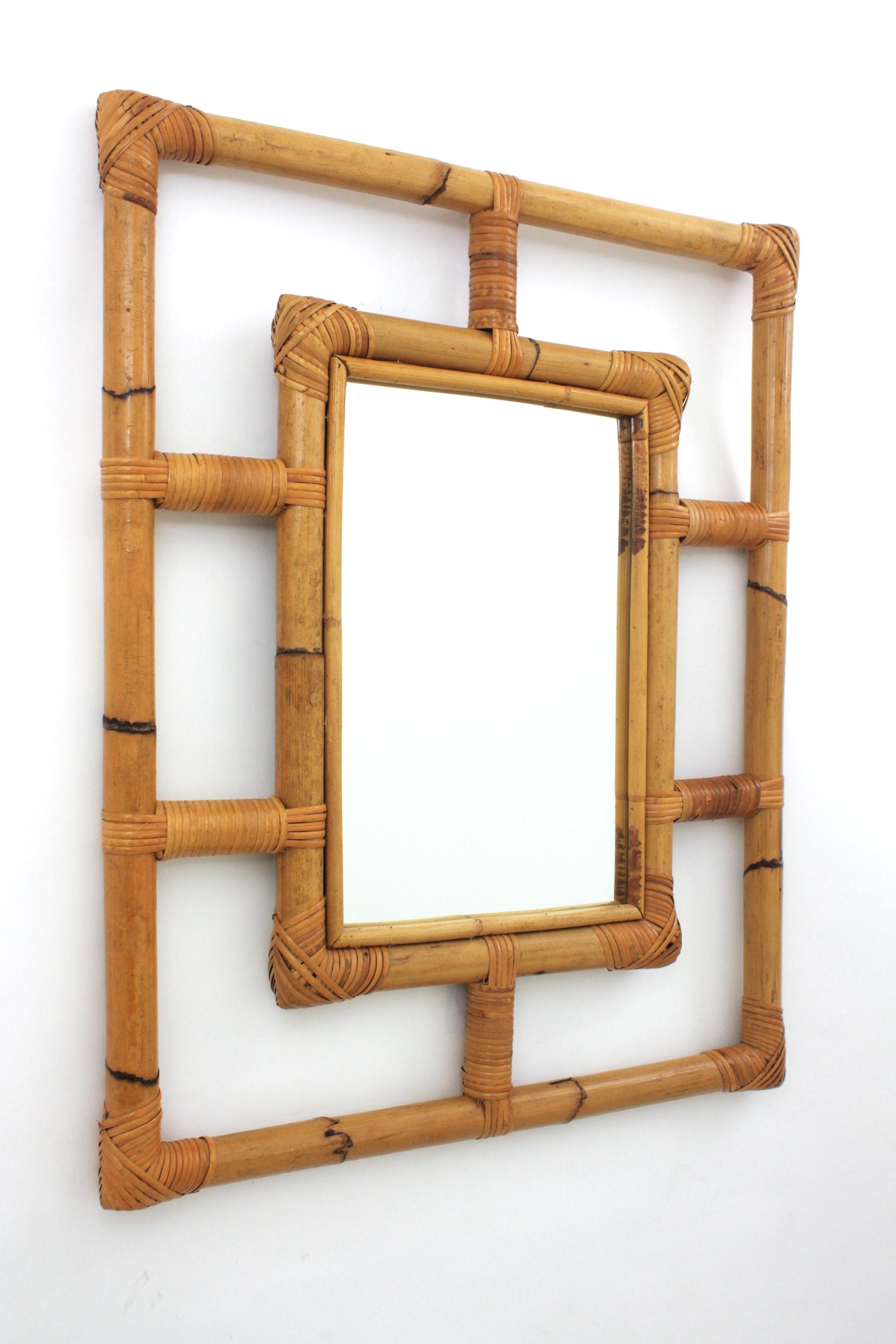 Mid-Century moderno Specchio da parete rettangolare in rattan spesso e bambù con cornice geometrica, anni '60 in vendita