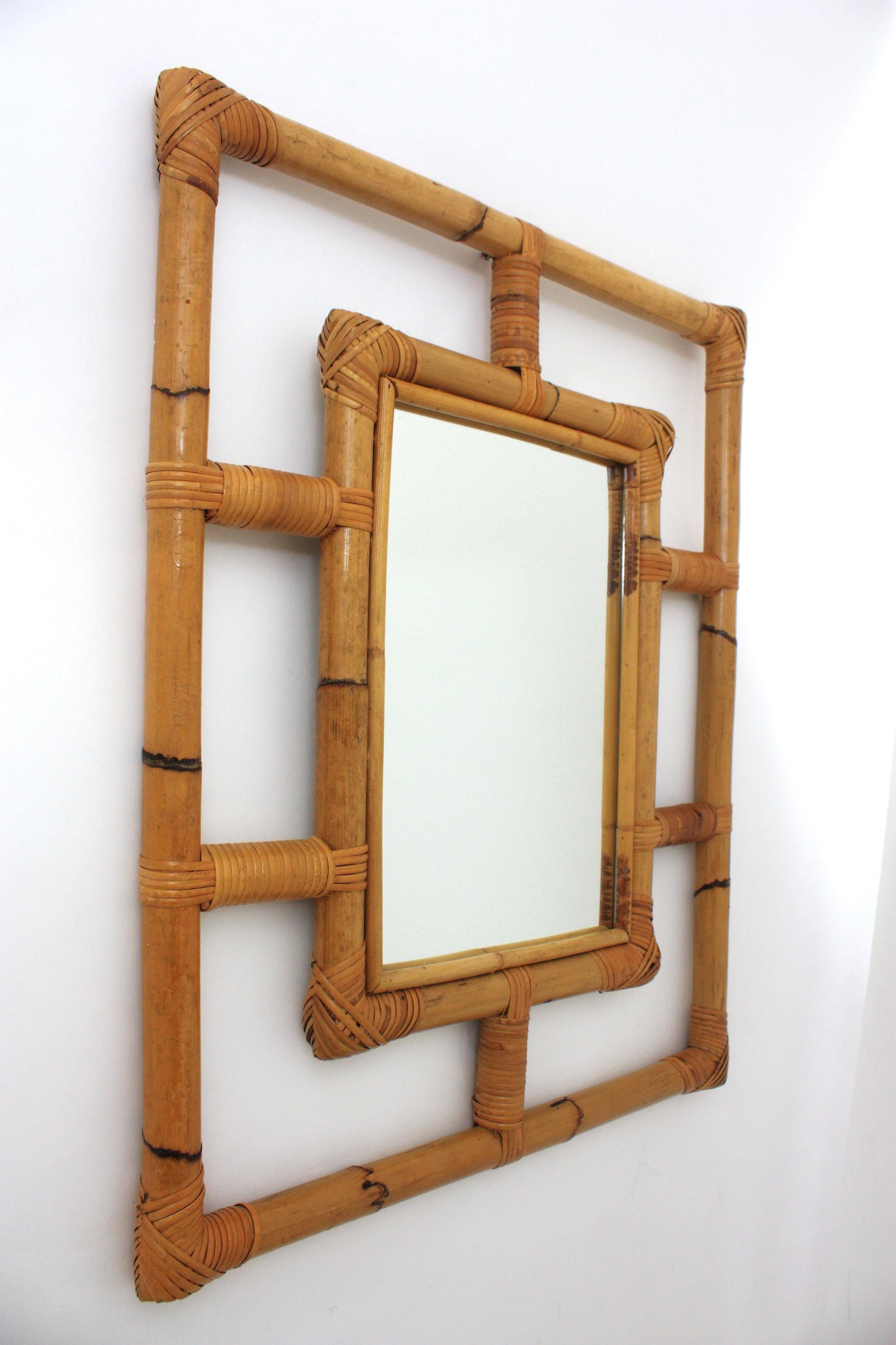 Spagnolo Specchio da parete rettangolare in rattan spesso e bambù con cornice geometrica, anni '60 in vendita