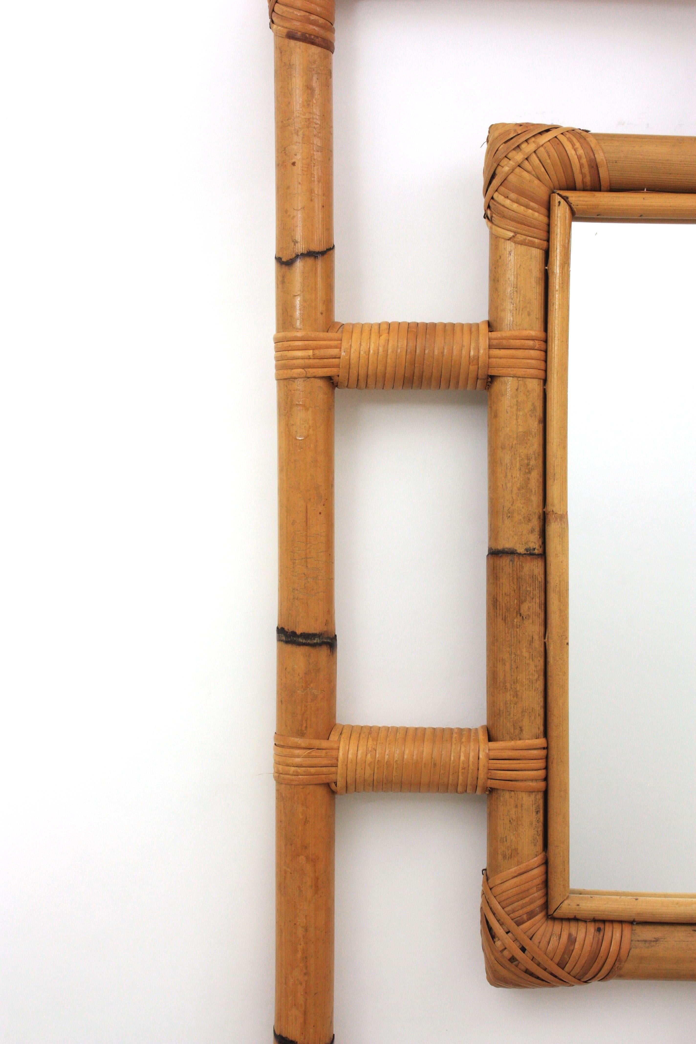 Fatto a mano Specchio da parete rettangolare in rattan spesso e bambù con cornice geometrica, anni '60 in vendita