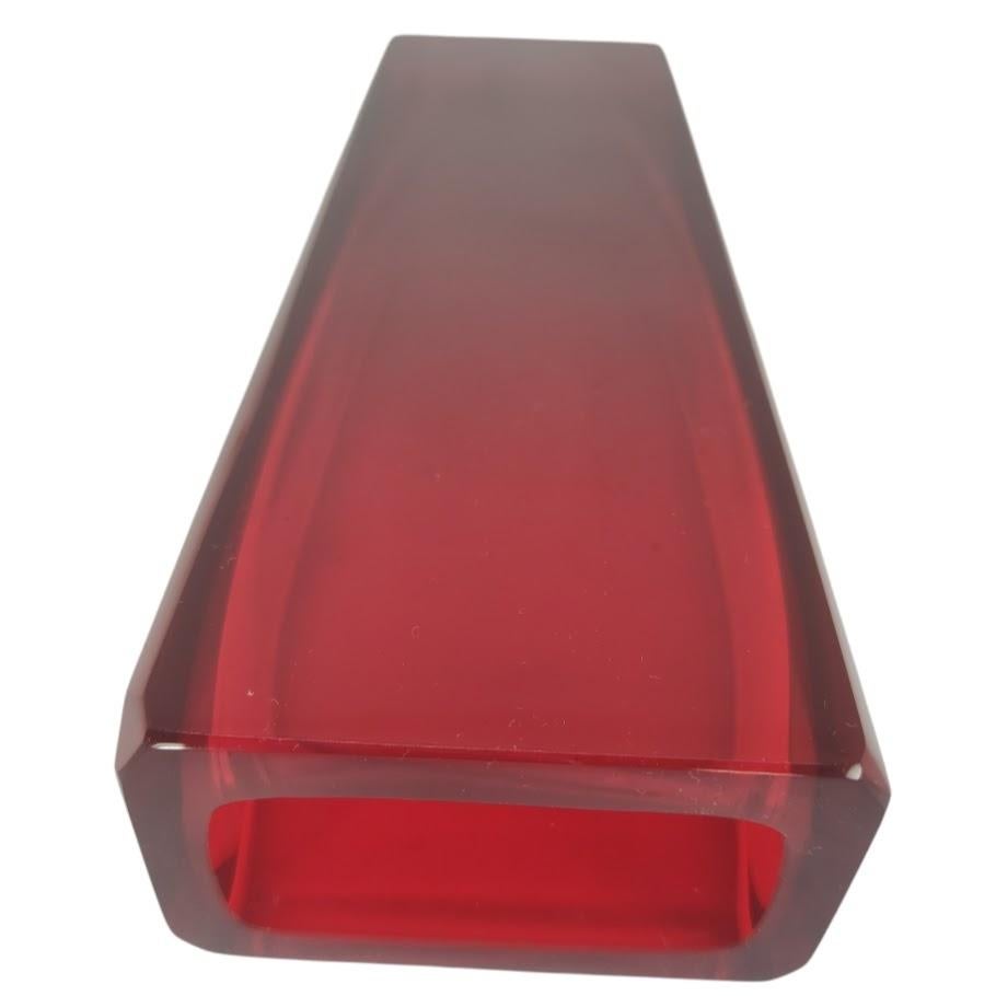 Vaso quadrato rosso con gambo spesso.
È usato, ma non presenta schegge, crepe o graffi.