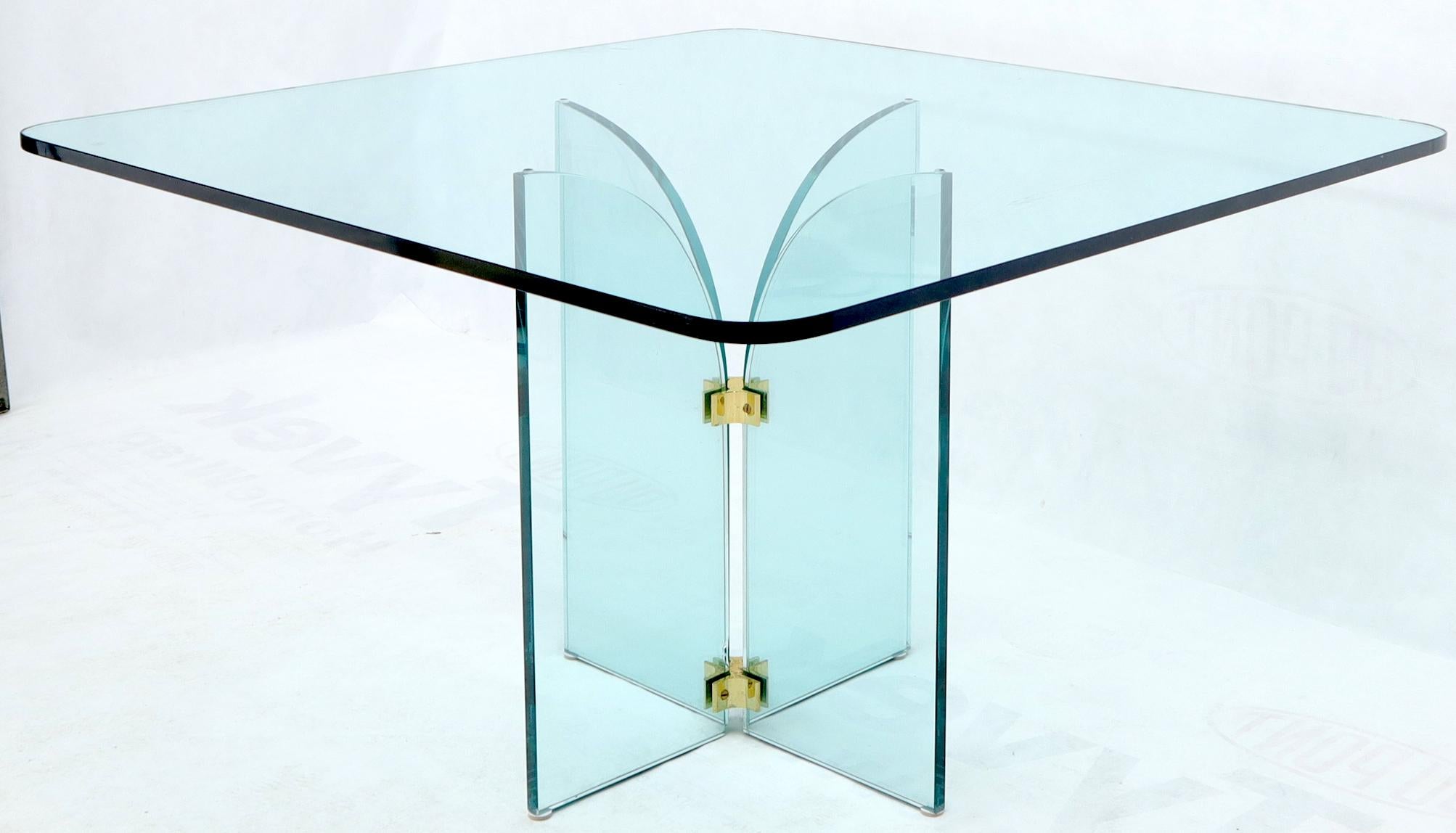 Dicker:: abgerundeter Esstisch mit quadratischer Glasplatte auf dickem Glassockel (Moderne der Mitte des Jahrhunderts) im Angebot