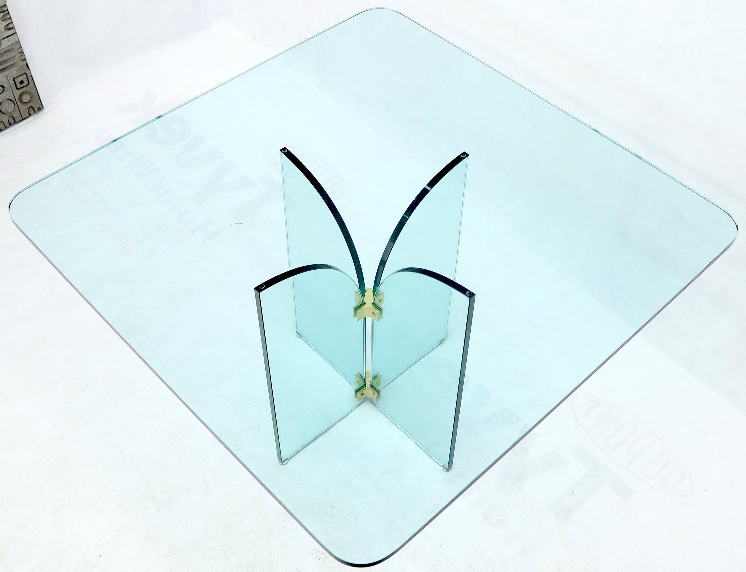 Dicker:: abgerundeter Esstisch mit quadratischer Glasplatte auf dickem Glassockel (Italienisch) im Angebot