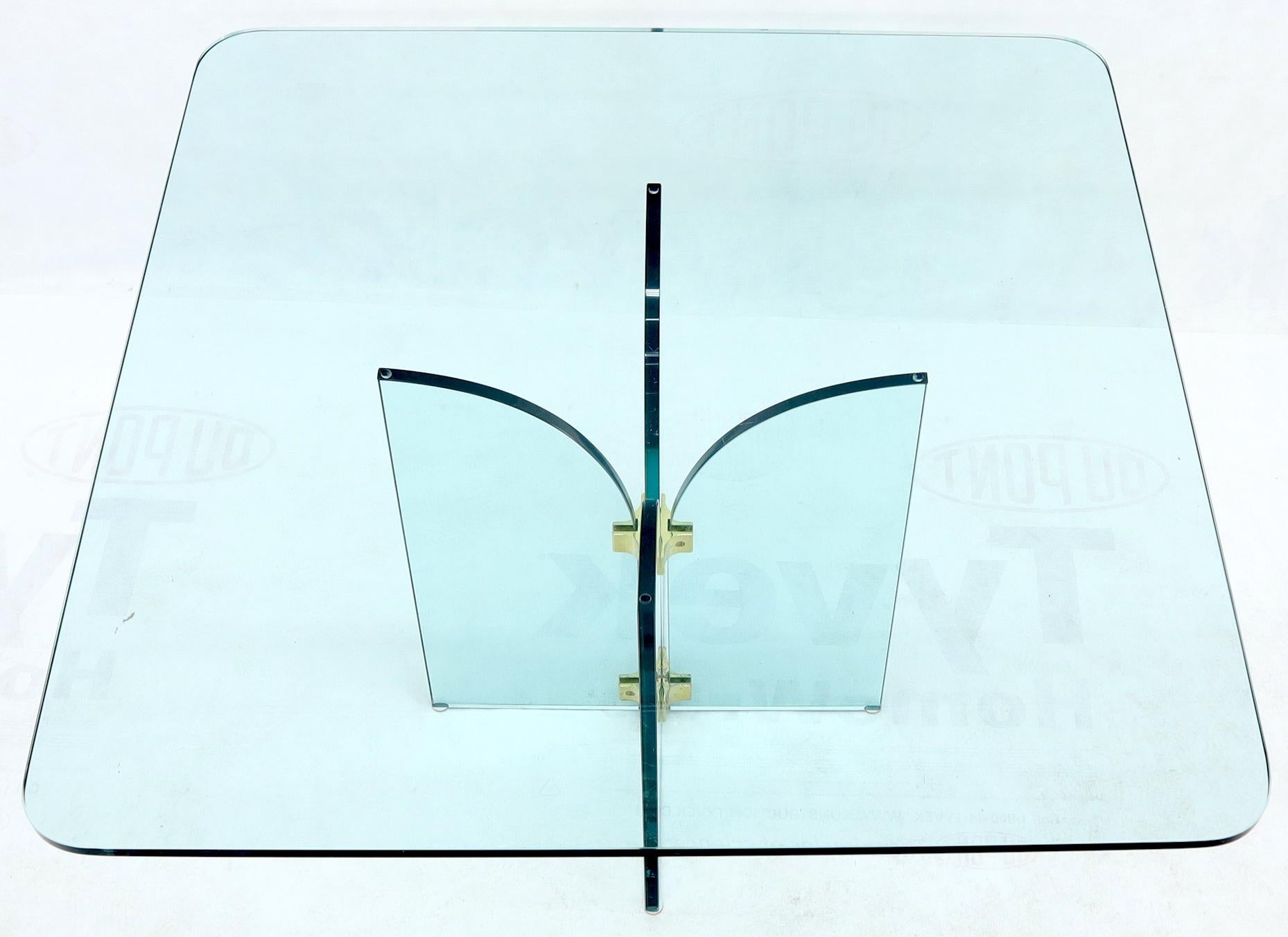 Table de salle à manger carrée et arrondie avec base à piédestal en verre épais Bon état - En vente à Rockaway, NJ