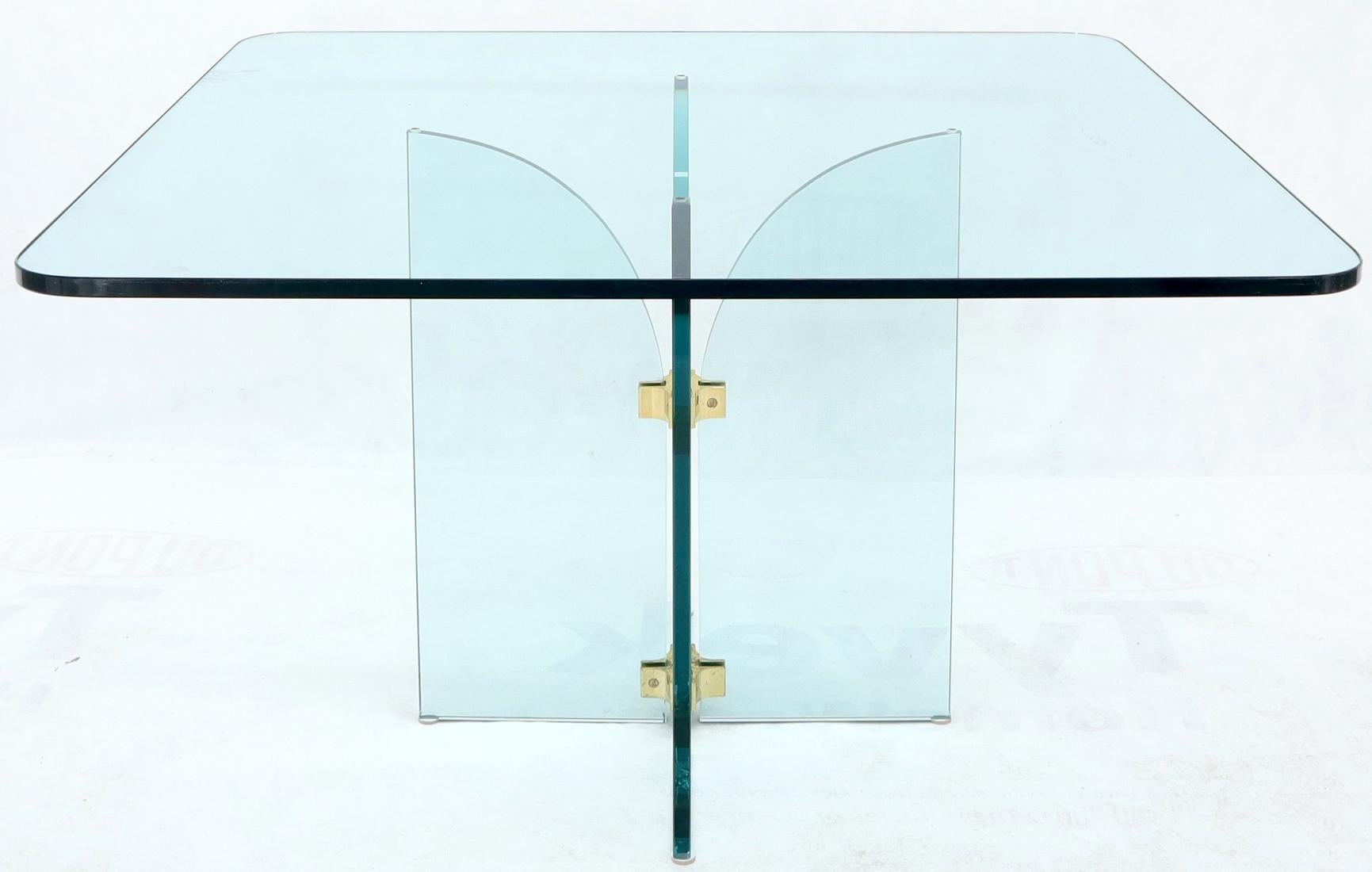 Dicker:: abgerundeter Esstisch mit quadratischer Glasplatte auf dickem Glassockel (Messing) im Angebot