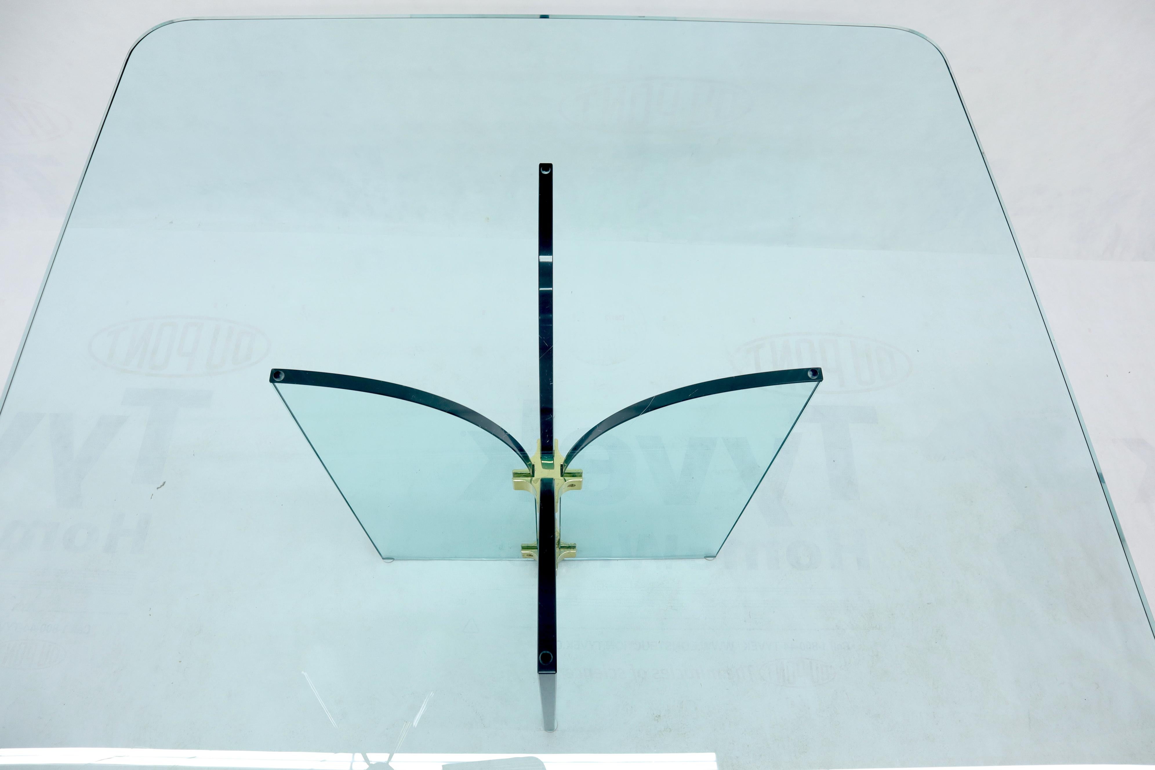 Dicker:: abgerundeter Esstisch mit quadratischer Glasplatte auf dickem Glassockel im Angebot 1