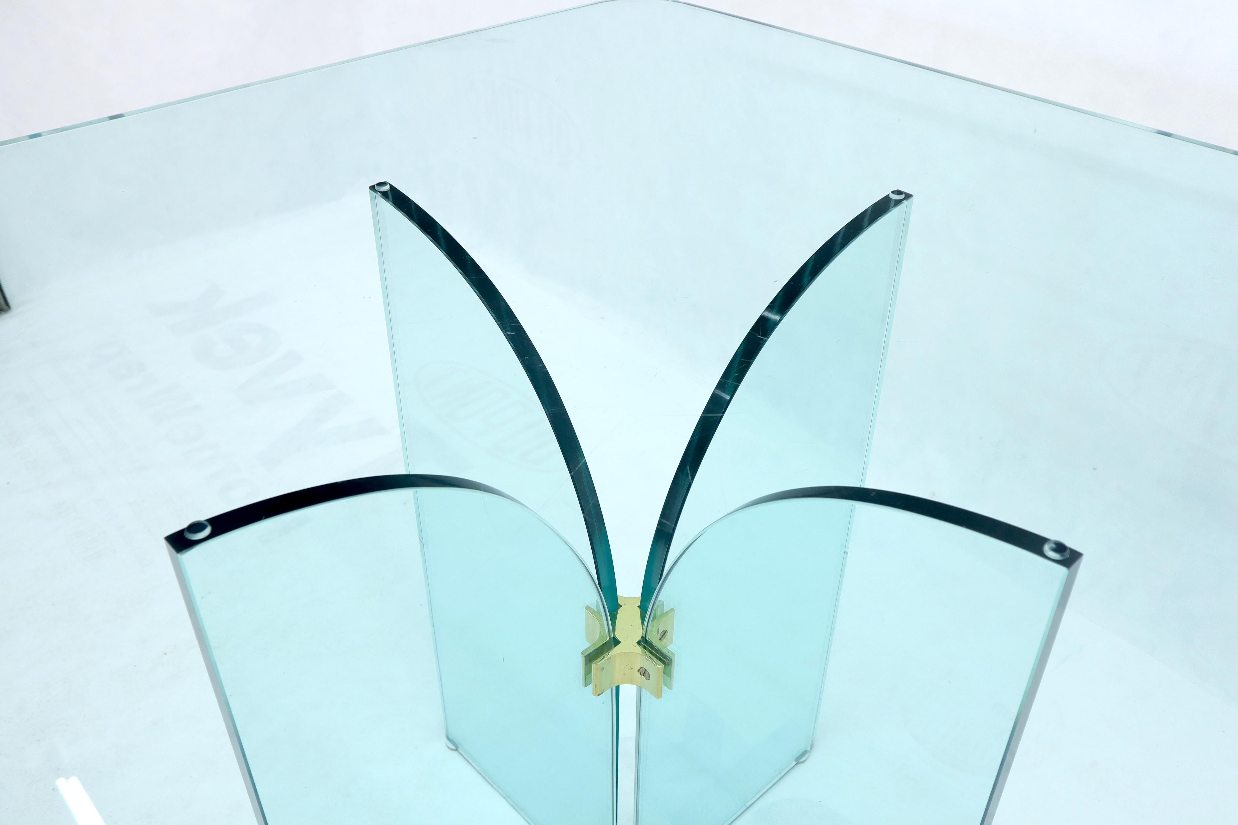 Dicker:: abgerundeter Esstisch mit quadratischer Glasplatte auf dickem Glassockel im Angebot 2