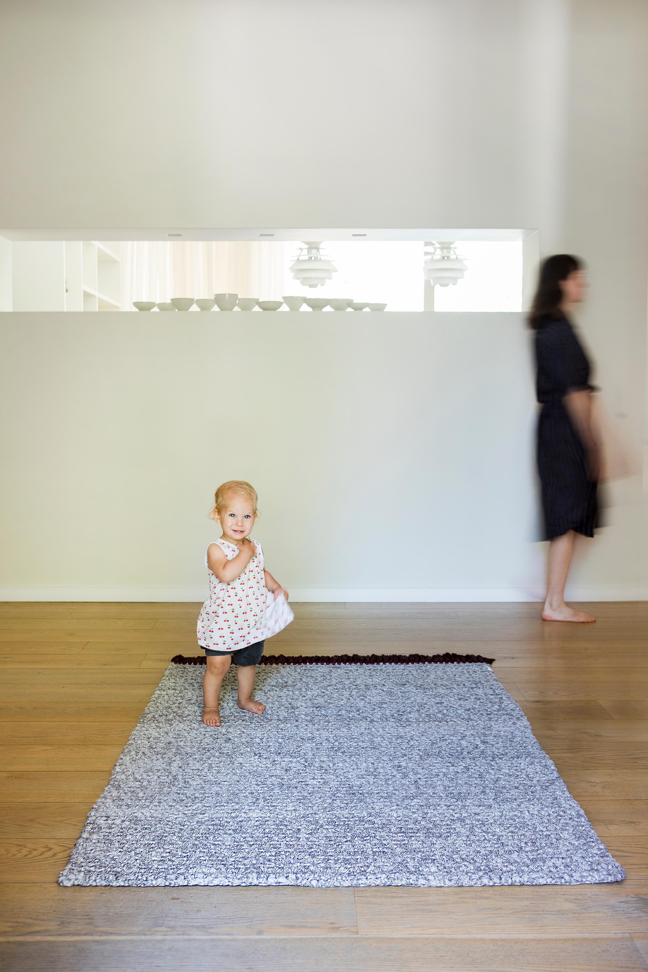 IOTA-Teppiche sind dick, weich, handgestrickt und luxuriös, dreimal dicker als ein Standardteppich. Die dicken, mittelgroßen Teppiche erzeugen einen subtilen Farbverlauf, der jeden Raum erhellt. Sie eignen sich sowohl für eine intime Ecke im