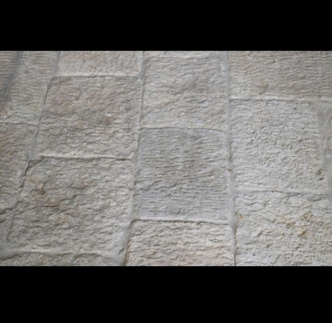 Il s'agit d'un ensemble exclusif de pavés épais en pierre calcaire rustique. L'aspect vieilli de ce revêtement de sol antique a nécessité des décennies de travail. Ces pavés récupérés dans les maisons de village italiennes de la fin du XIXe siècle