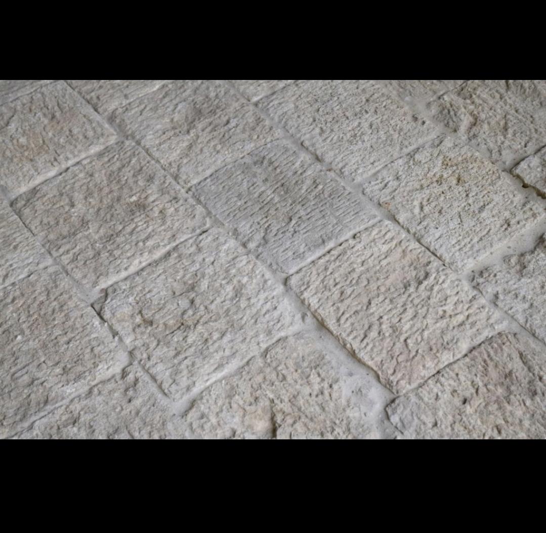 Grec classique Épais carreau de sol rustique et rare en pierre calcaire ancienne italienne en vente
