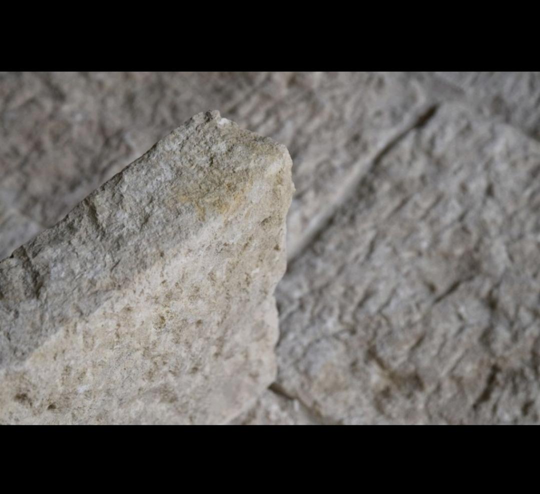 Épais carreau de sol rustique et rare en pierre calcaire ancienne italienne Abîmé - En vente à Costa Mesa, CA