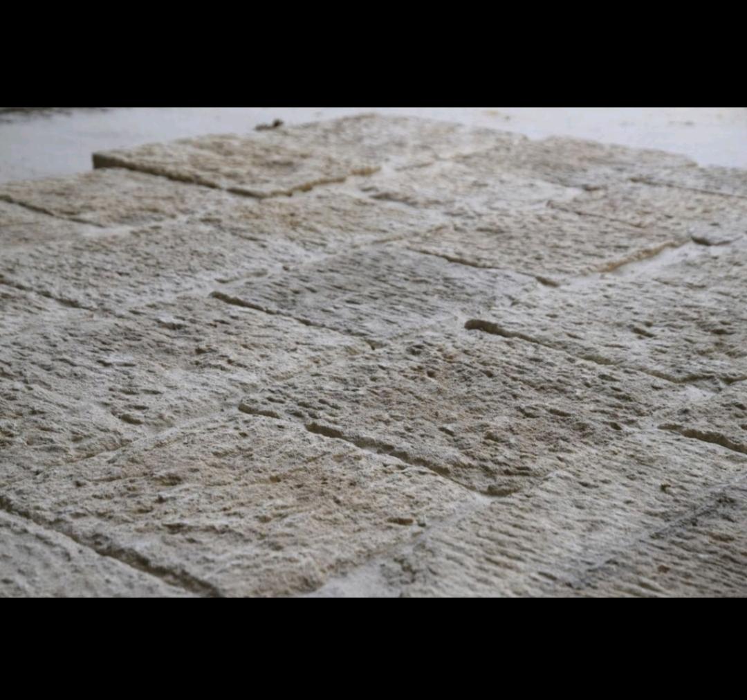 Épais carreau de sol rustique et rare en pierre calcaire ancienne italienne en vente 1