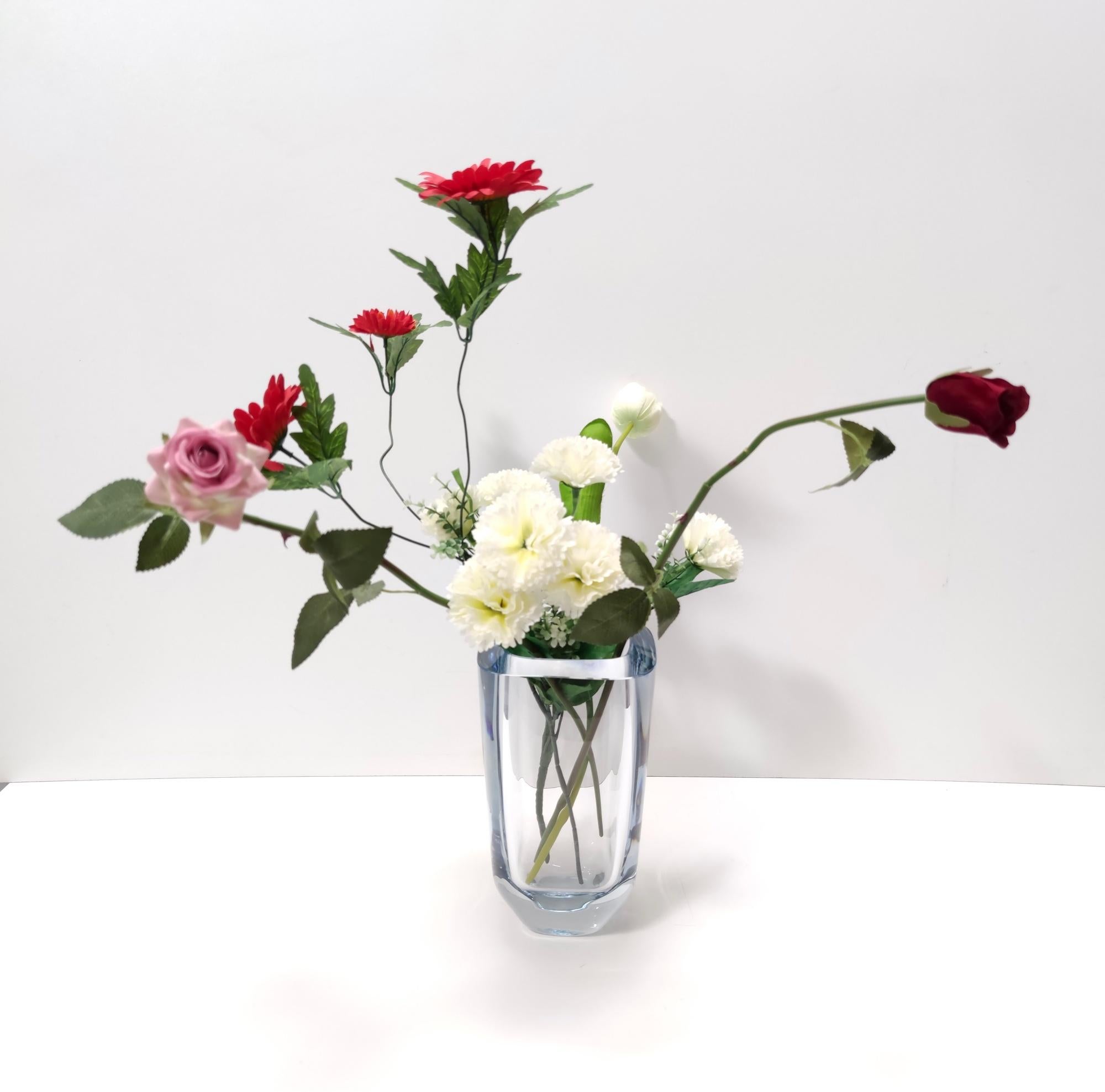 Hergestellt in Schweden, 1960er Jahre.
Diese Vase wurde von Strombergshyttan entworfen.
Sie ist aus 2,5 mm dickem, transparentem Glas gefertigt.
Es handelt sich um ein Vintage-Stück, daher kann es leichte Gebrauchsspuren aufweisen, ist aber in einem