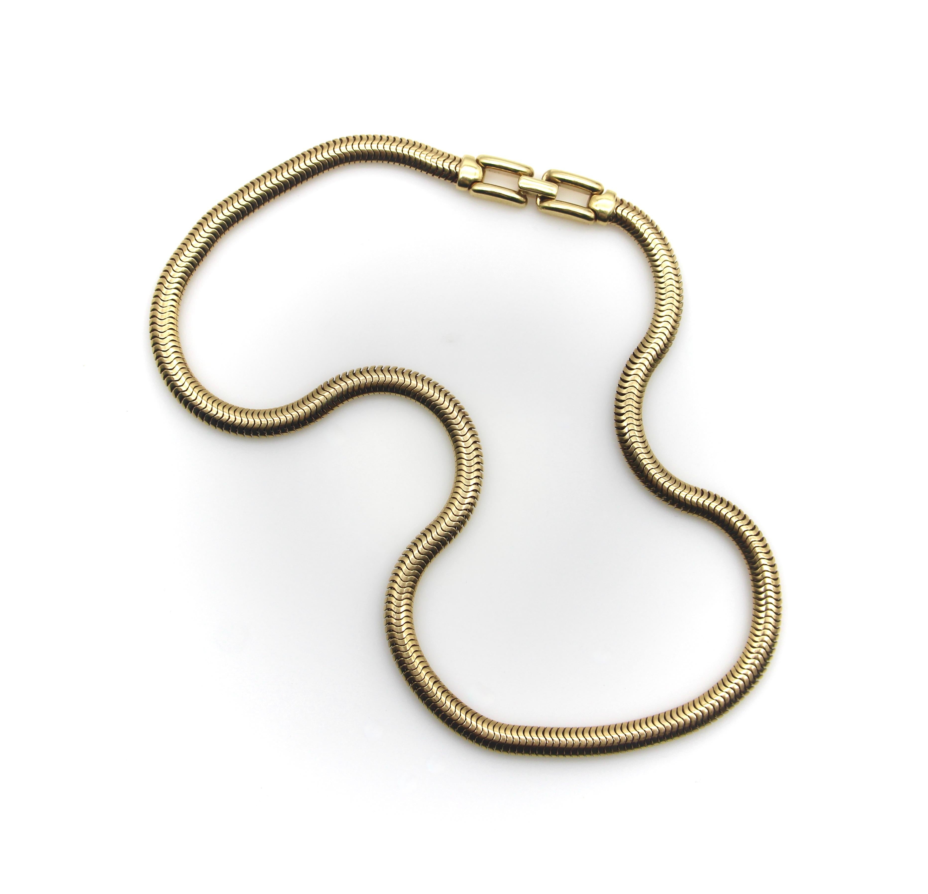 Fabriquée en or 14 carats, cette chaîne serpent vintage est la longueur idéale pour un collier ras-de-cou élégant. Avec une largeur de 5 mm, il s'agit d'une chaîne merveilleusement épaisse qui a une présence substantielle sur le cou. Parfaite seule