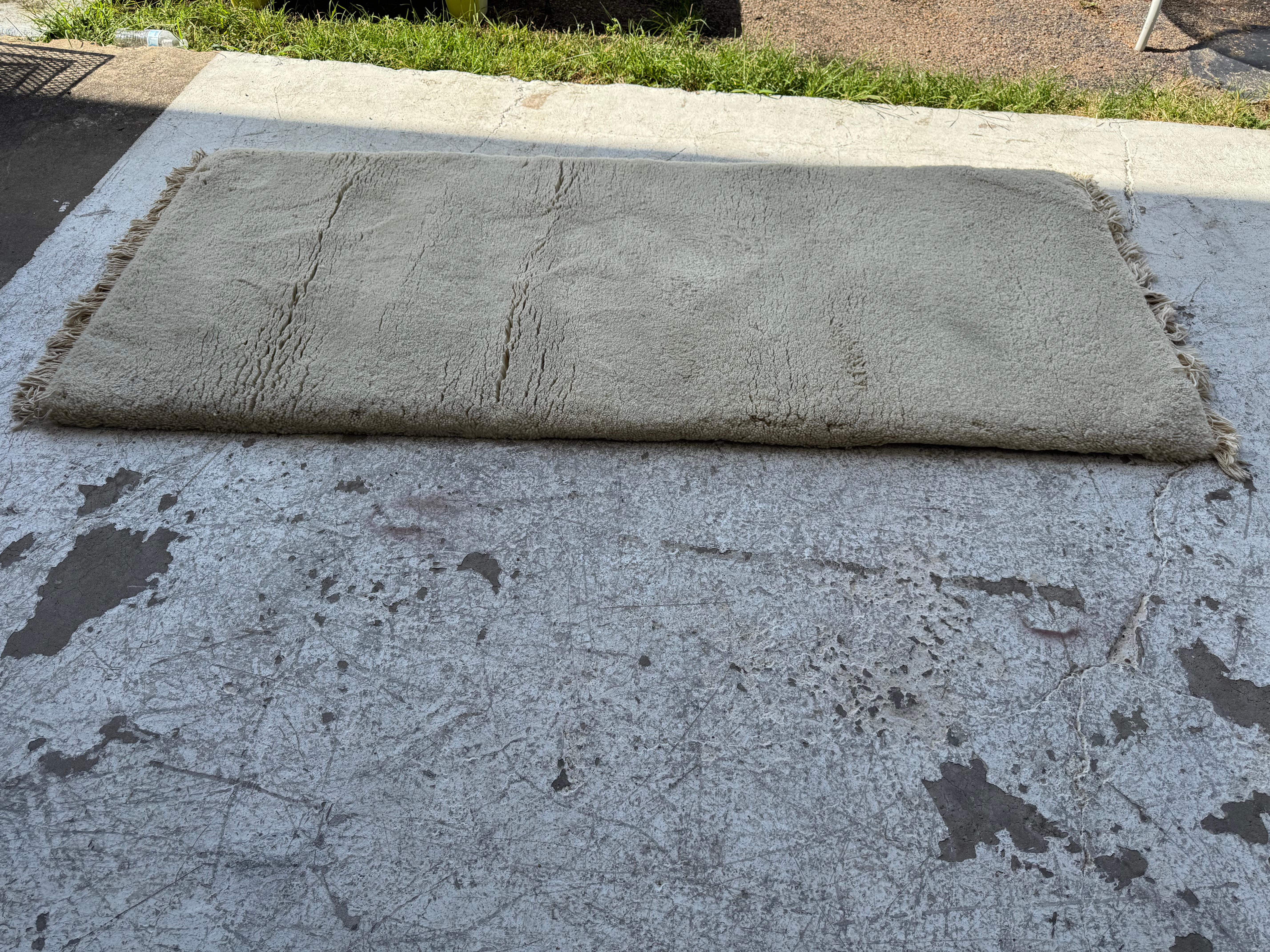 Dies ist ein schöner weißer, dick geflochtener Wollteppich.
Es ist 34 