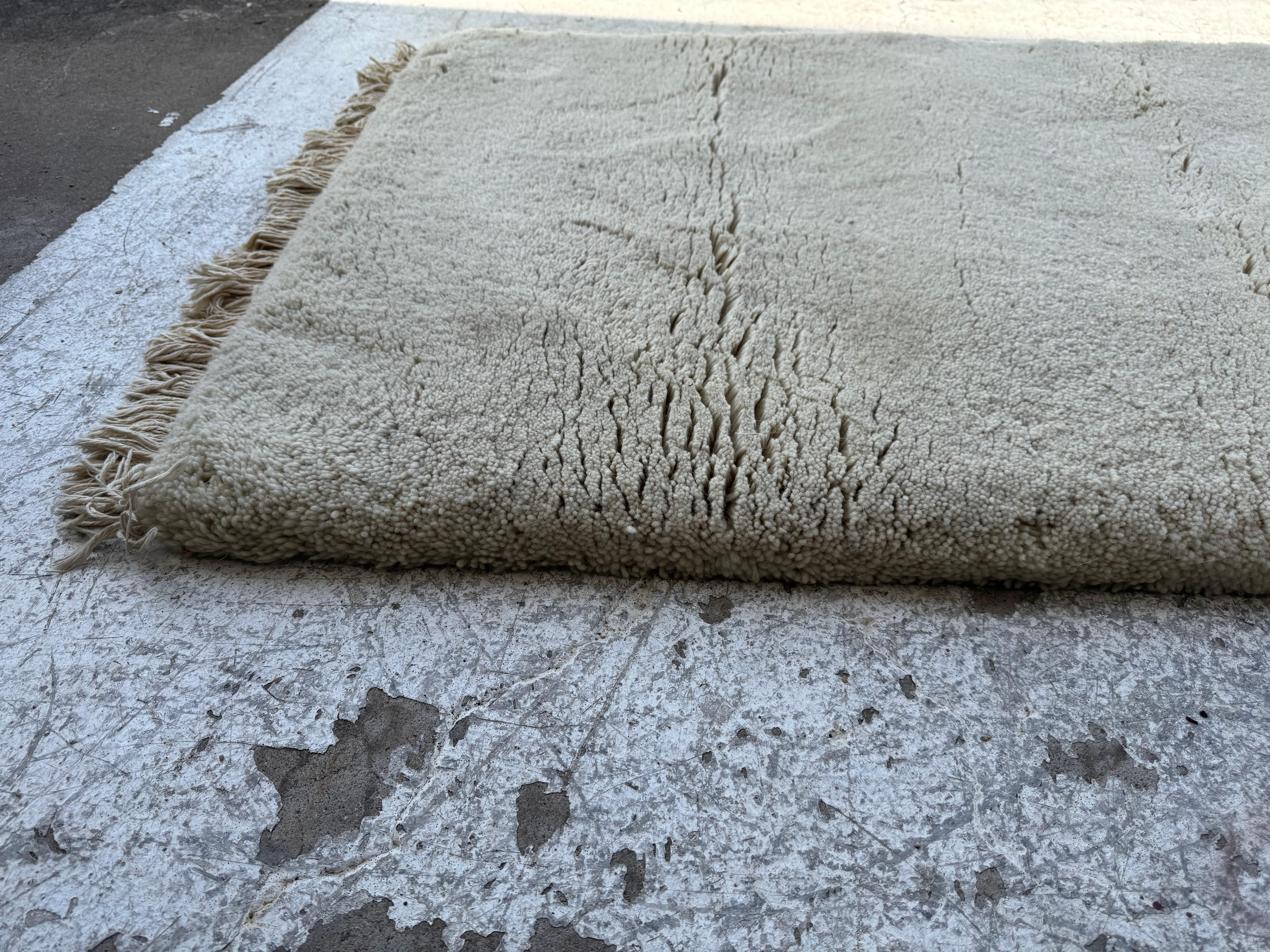 Dicker Läufer aus weißer Wolle (Moderne) im Angebot