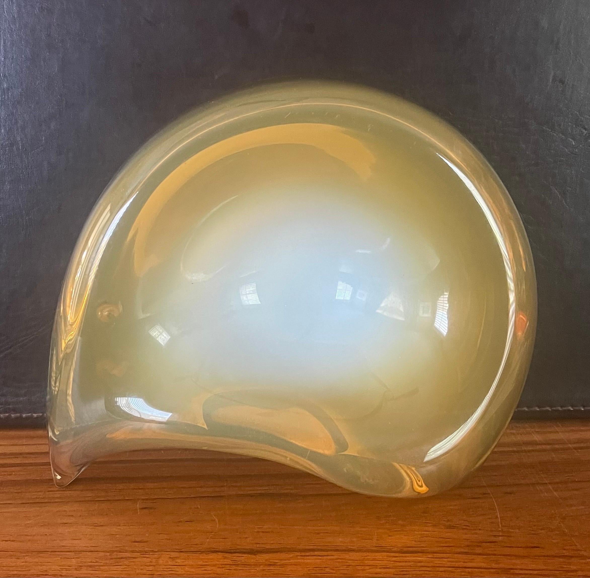 Un bol très unique en verre d'art jaune épais en forme de 