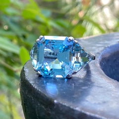 "Thierno" Anillo de Cóctel de Oro Blanco de Tres Piedras con Topacio Azul y Topacio Seafoam