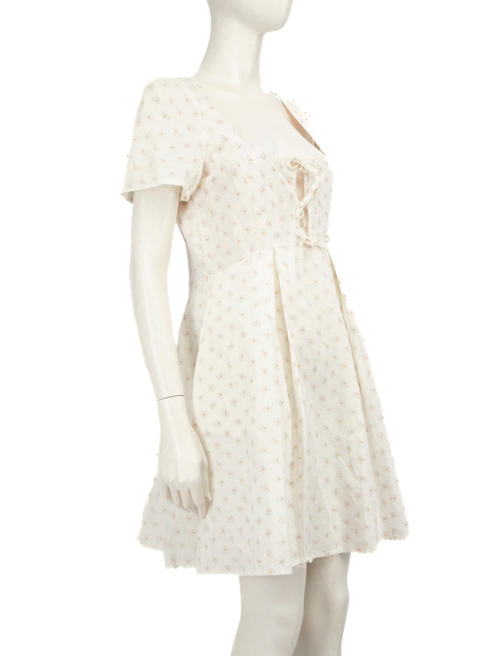 L'ÉTAT est très bon. Il n'y a pratiquement pas d'usure visible sur cet article de revente Thierry Colson d'occasion.



Détails


Blanc

Coton

Robe

Imprimé floral

Mini

Manches courtes

Encolure carrée

Fermeture à glissière sur le côté

Détail