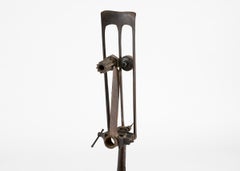 Thierry Despont, Fundstück-Skulptur einer Maske auf Ständer, USA, 2009