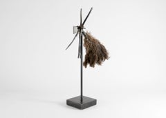 Thierry Despont, Escultura de objetos encontrados de una máscara sobre un soporte, EE.UU., c. 2006