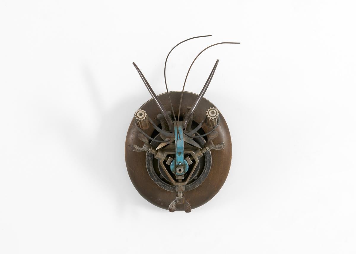 Thierry Despont, Mask 68, scultura di maschere con oggetti trovati, Stati Uniti, 2006