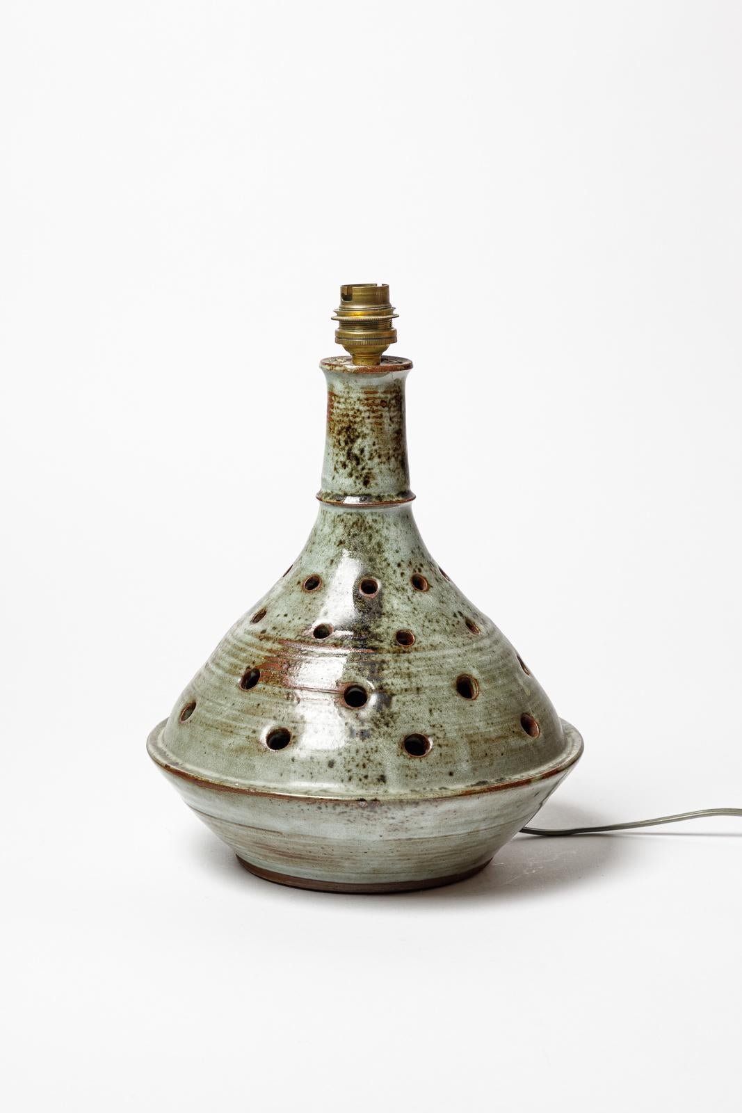 Français Lampe de table grise en céramique perforée signée Thierry et Chantal Robert, 1970 en vente