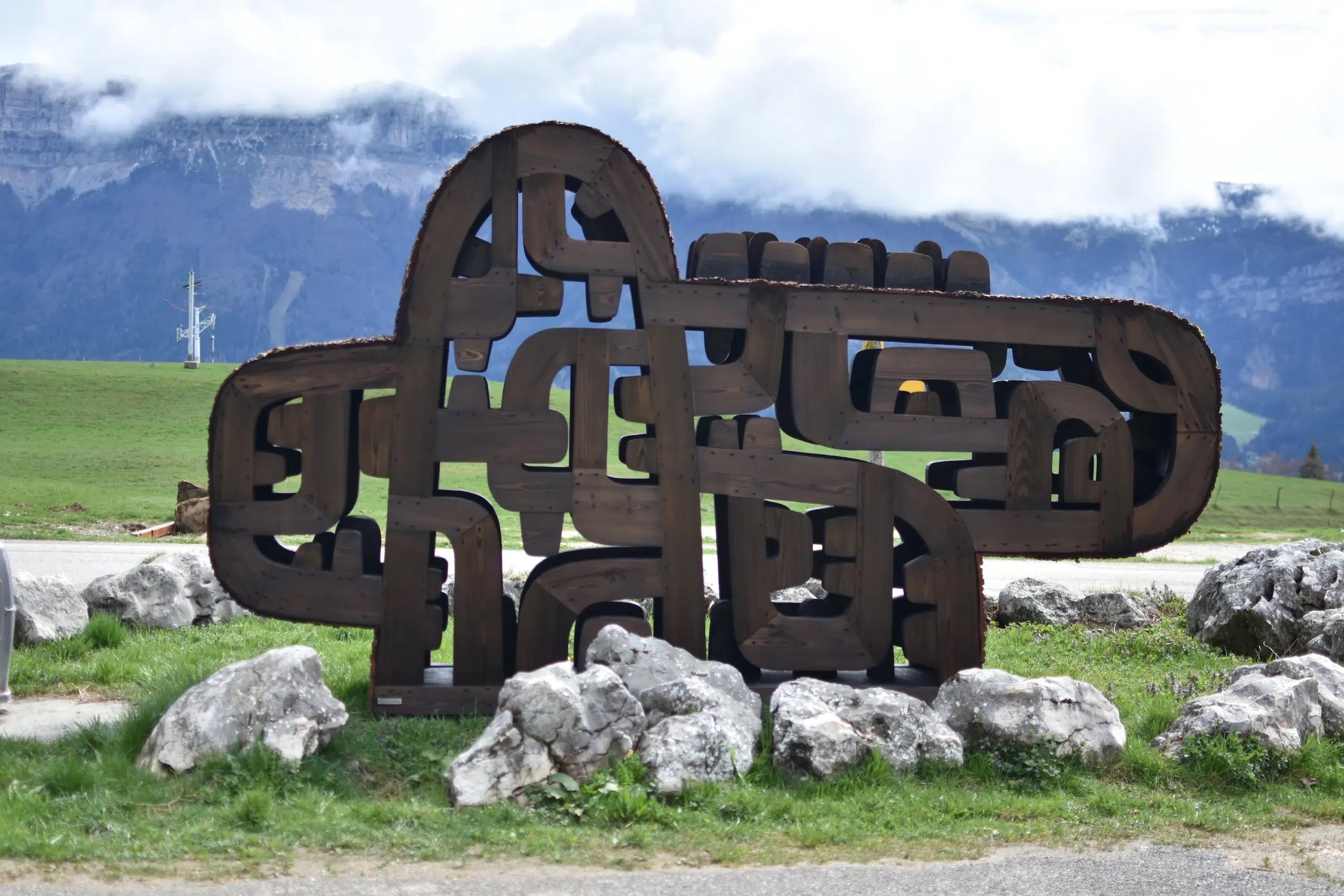 El nº 020125 es una escultura abstracta de madera del escultor francés Thierry Martenon. 
Esta escultura monumental combina suaves motivos geométricos con una superficie muy texturizada. El artista cubrió la escultura con corteza, lo que representó