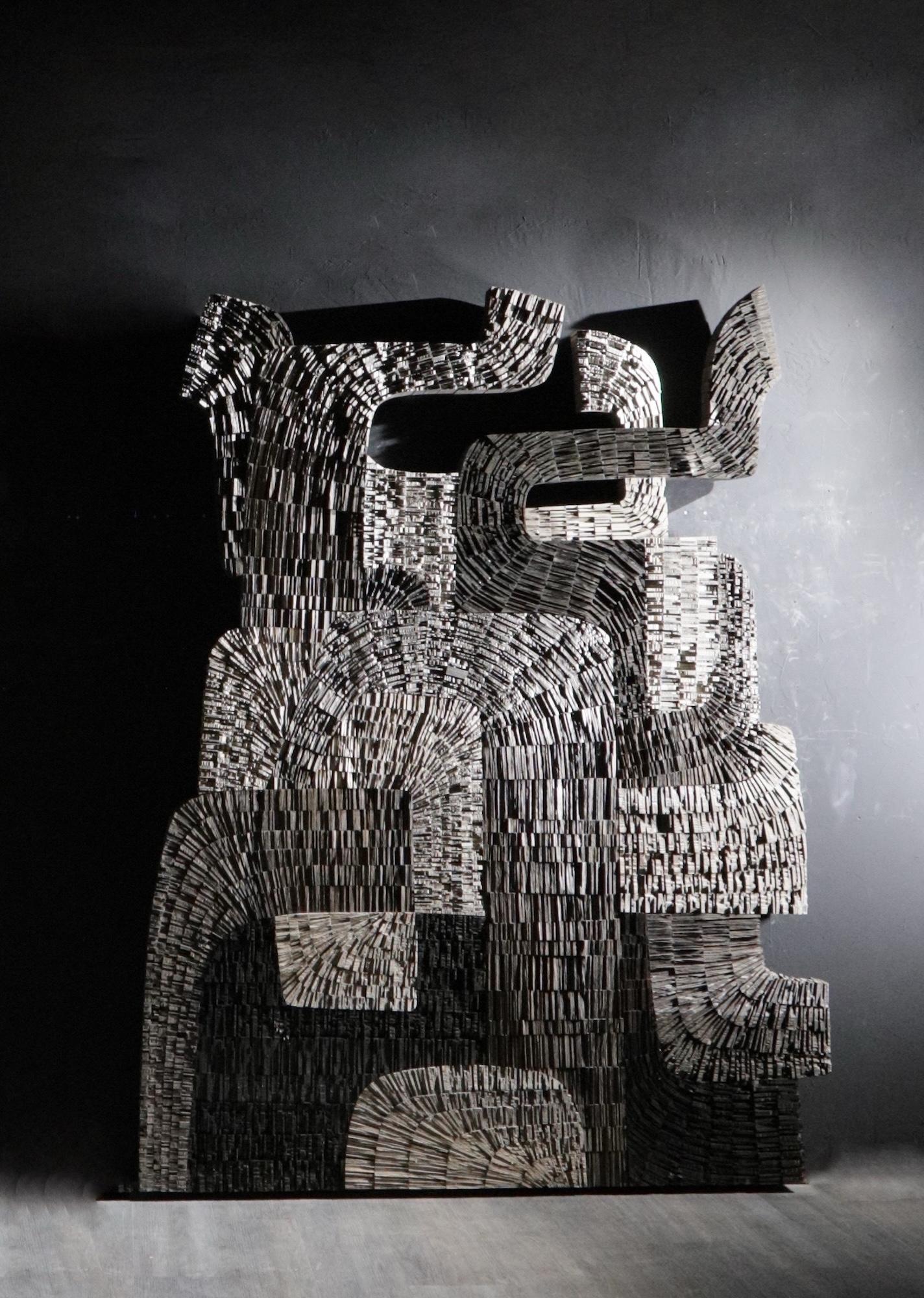 No.061222 è una scultura astratta in legno dello scultore francese Thierry Martenon. Questa scultura di grandi dimensioni intreccia forme geometriche riccamente strutturate, creando un gioco dinamico di ritmo e tensione. L'artista utilizza