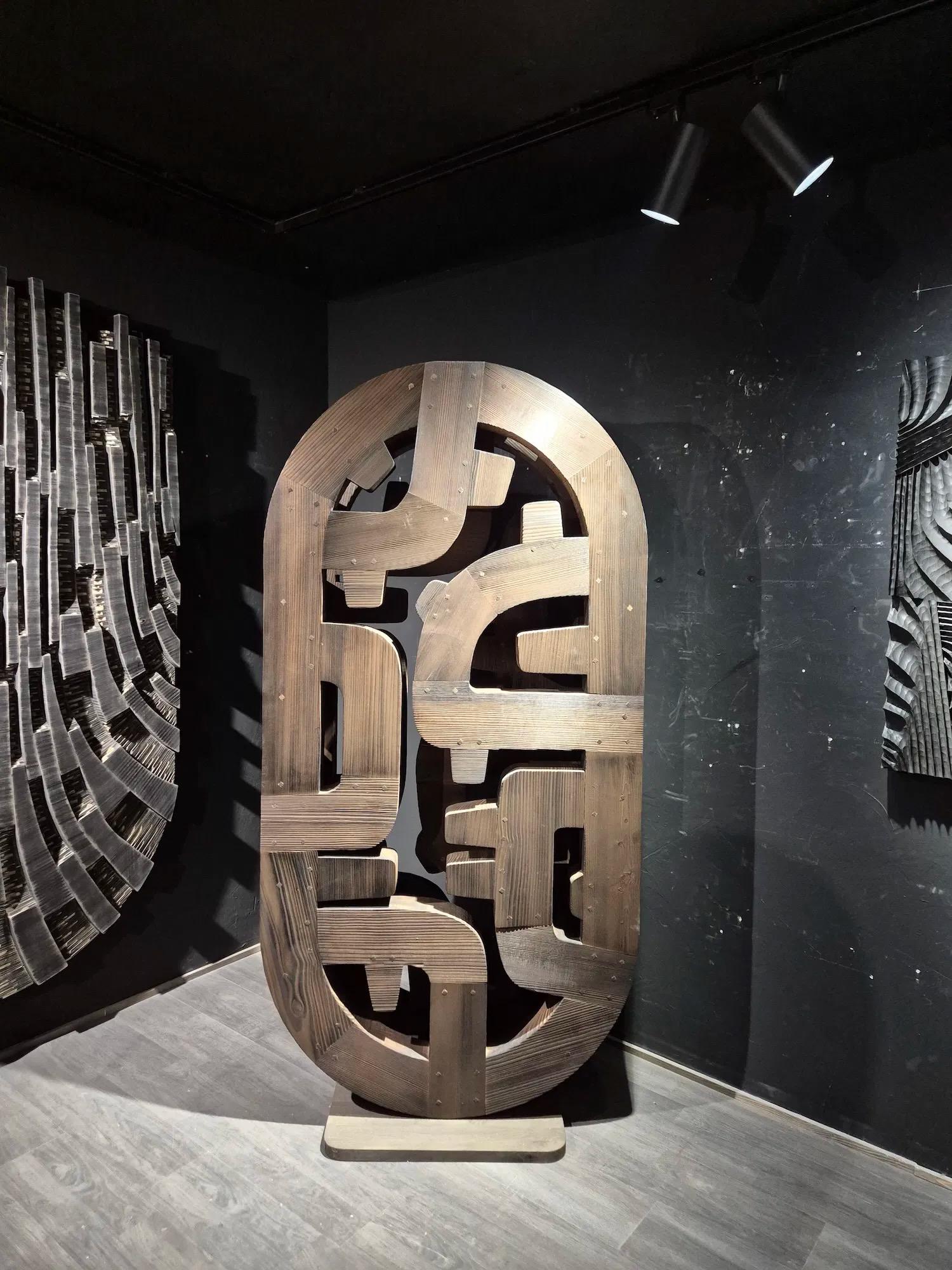 No.090924 de Thierry Martenon - gran escultura de madera, tótem geométrico abstracto en venta 7
