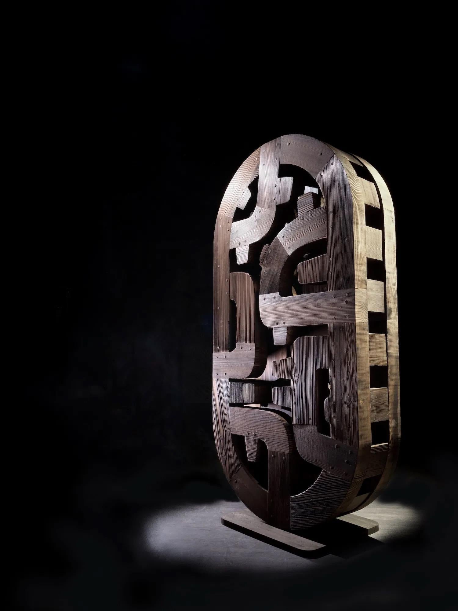 Nº 090924 es una escultura abstracta de madera del escultor francés Thierry Martenon. Esta gran escultura de forma ovalada entrelaza sutilmente formas geométricas de madera, evocando una sensación de movimiento. El artista quemó y cepilló la