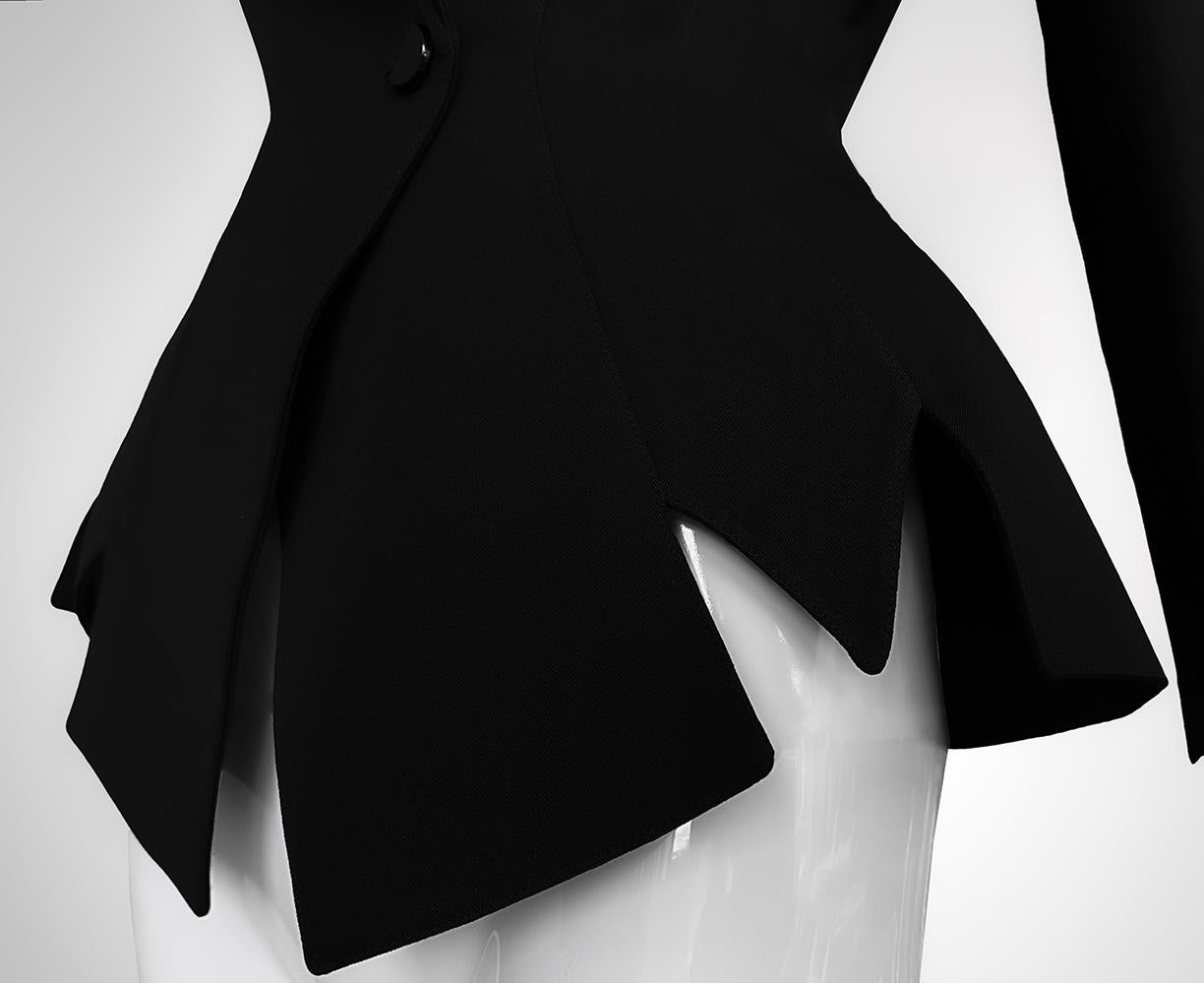 Thierry Mugler FW 1992 Black Dramatic Cutout ZigZag Jacket In Good Condition For Sale In Berlin, BE