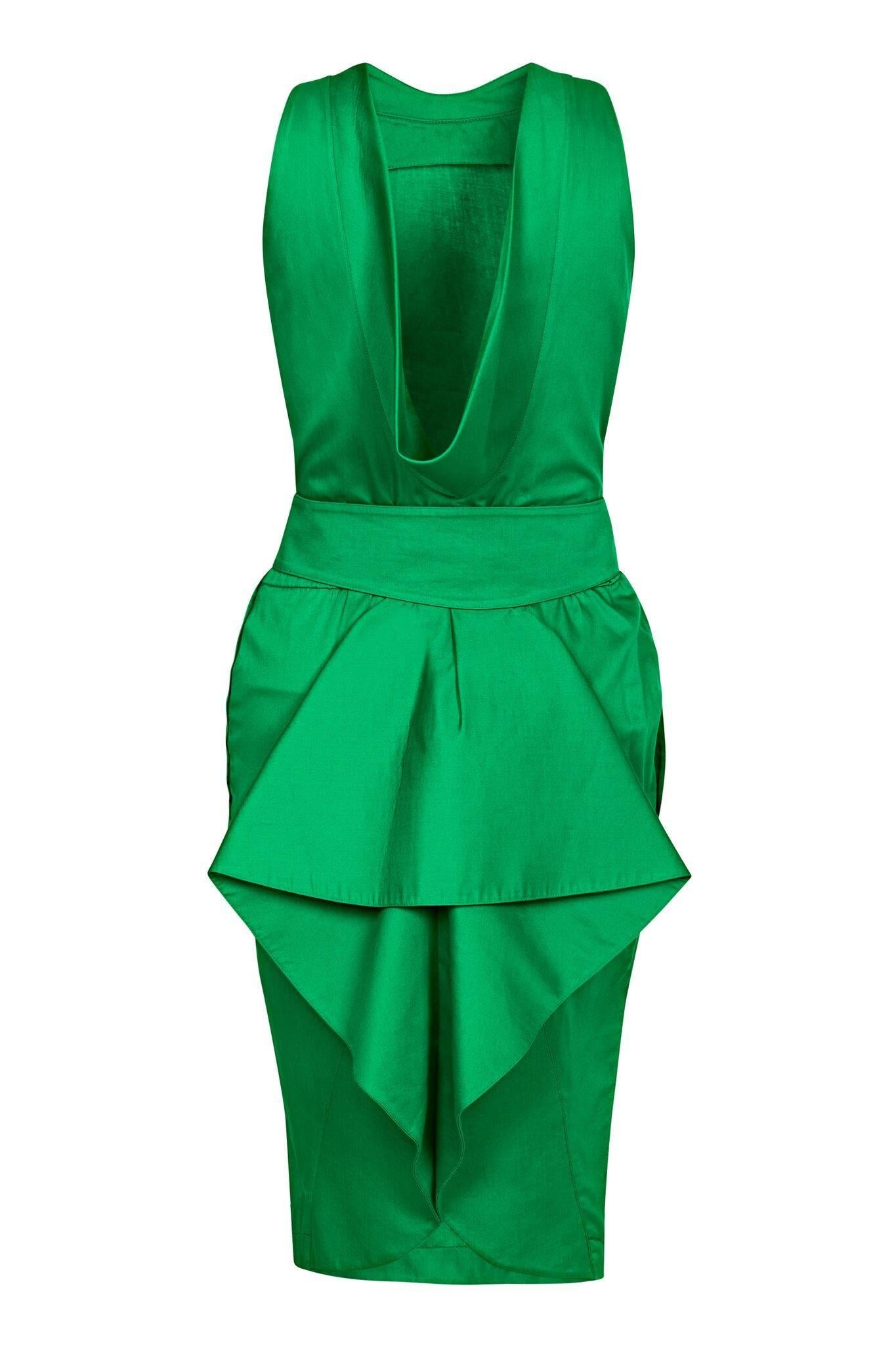 This striking Thierry Mugler 1980s emerald green sateen cotton dress is in great condition and boasts some unusual and arresting design features. Elaborate tailoring and attention to detail refine the deceptively simple silhouette. The arms are