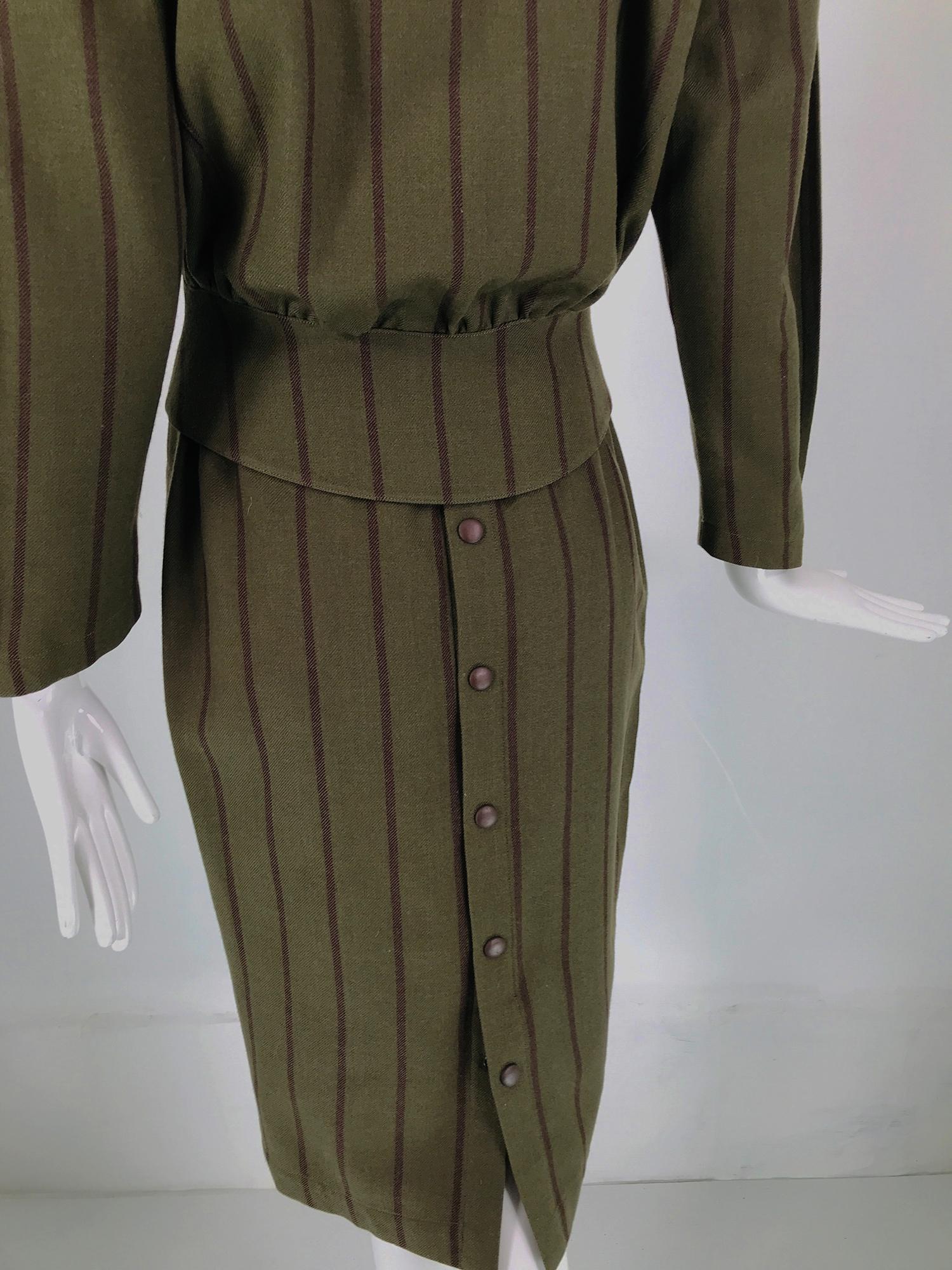 Thierry Mugler - Tailleur jupe à rayures vertes et brunes à taille basse et jupe à boutons-pression, années 1980  en vente 5