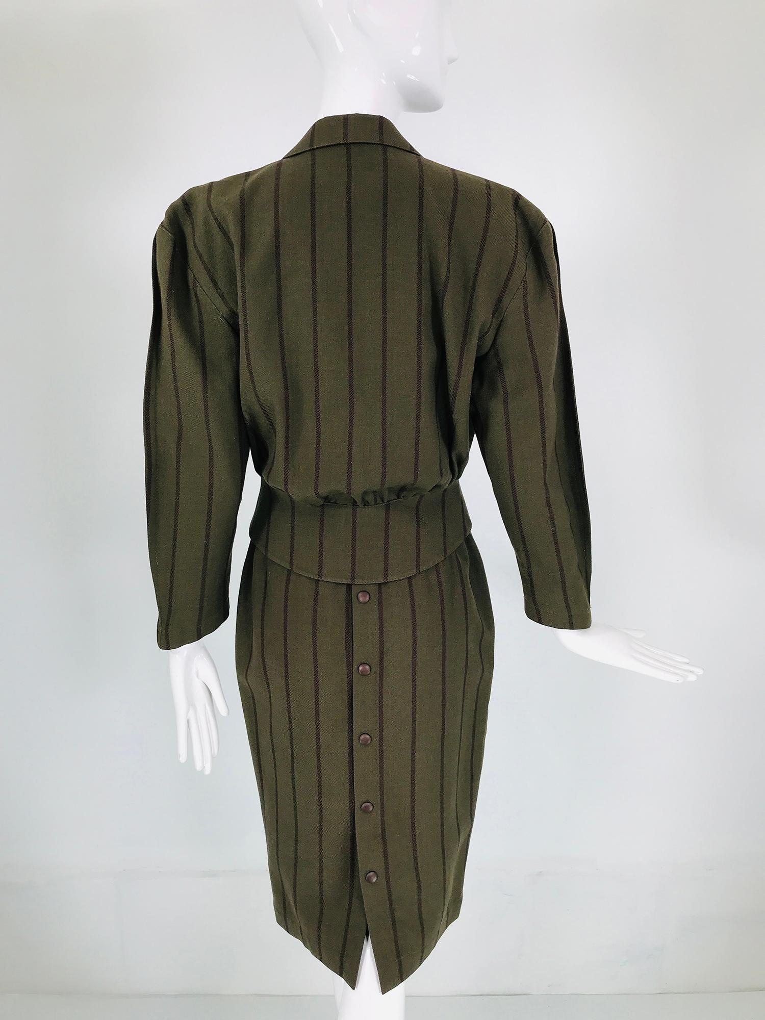 Thierry Mugler - Tailleur jupe à rayures vertes et brunes à taille basse et jupe à boutons-pression, années 1980  en vente 1