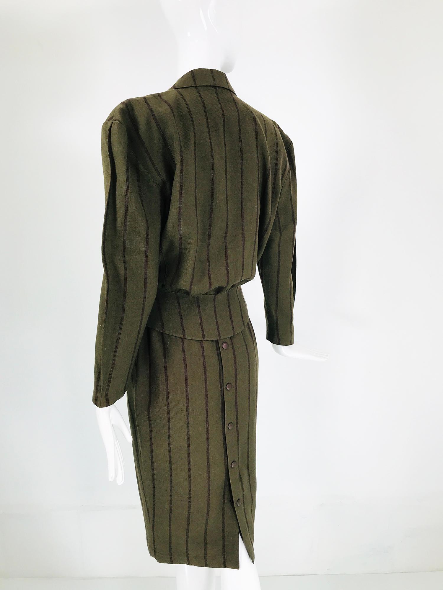 Thierry Mugler - Tailleur jupe à rayures vertes et brunes à taille basse et jupe à boutons-pression, années 1980  en vente 2
