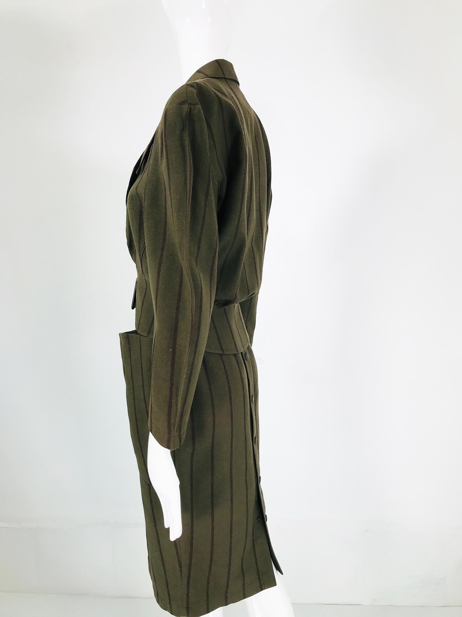 Thierry Mugler - Tailleur jupe à rayures vertes et brunes à taille basse et jupe à boutons-pression, années 1980  en vente 3