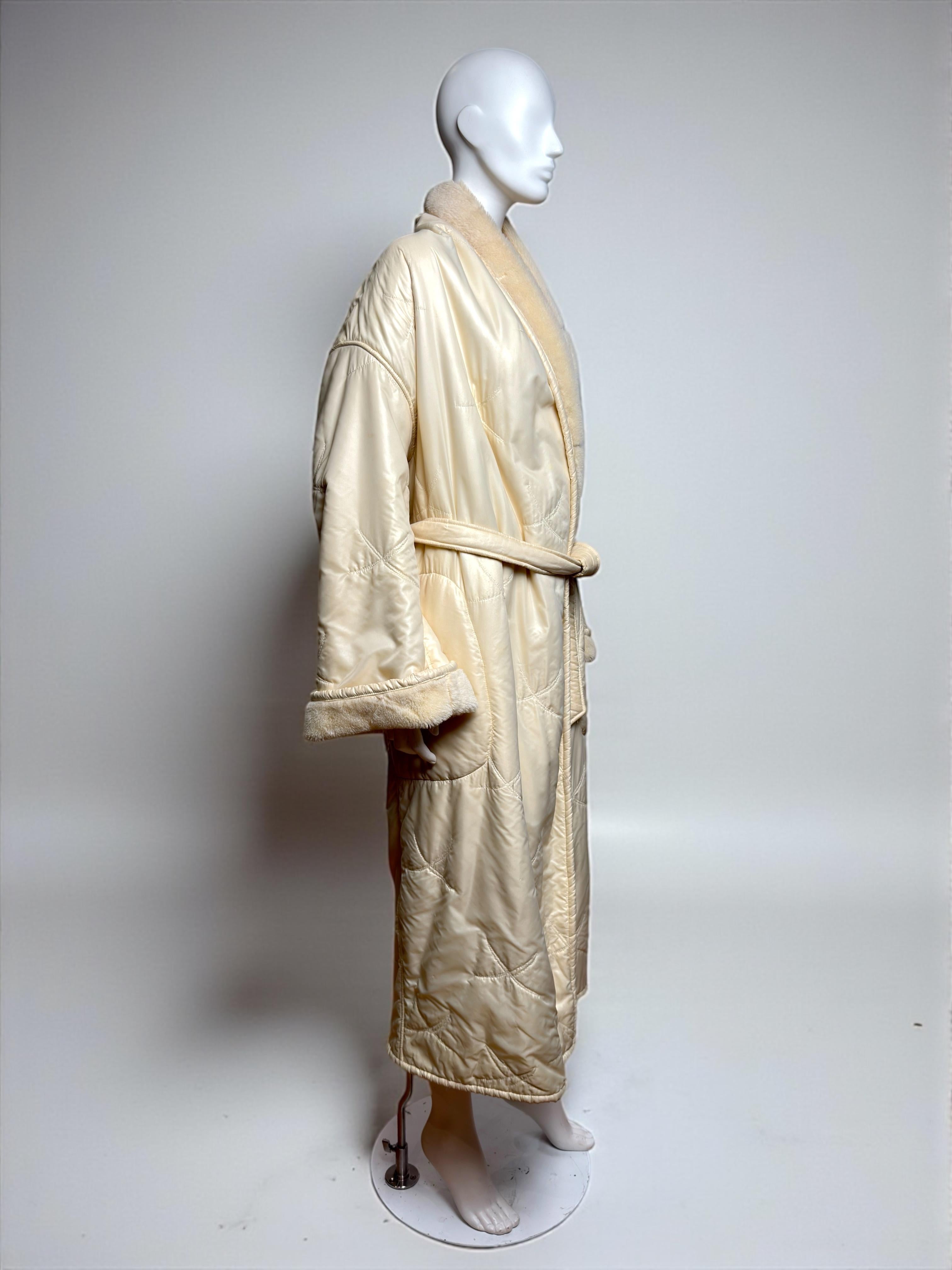 Thierry Mugler 1980er Weißer Shearling Fleece Bademantel Mantel im Zustand „Gut“ im Angebot in Paris, FR