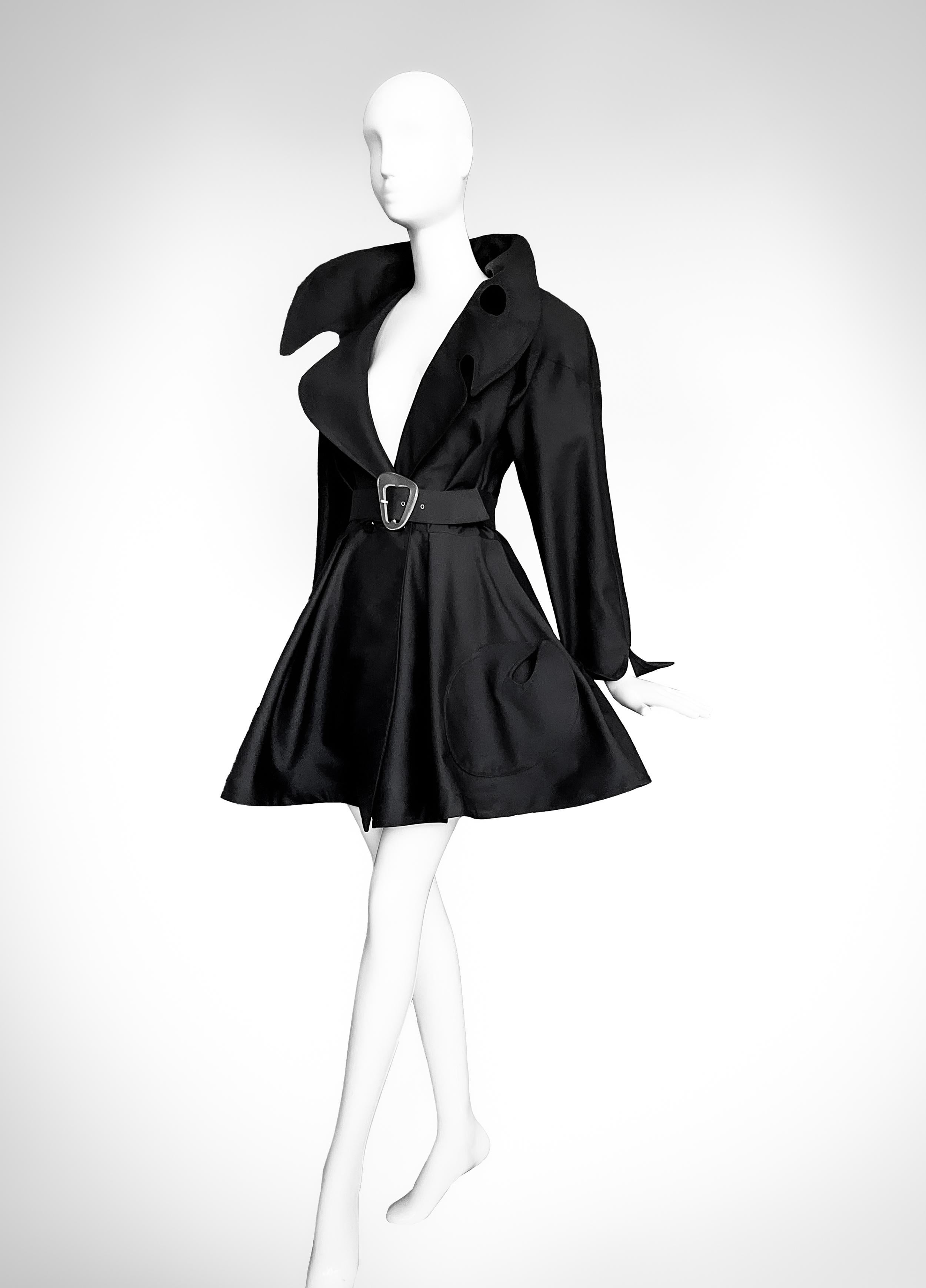 Thierry Mugler 1990 Chaqueta Dramática Escultural  Gabardina entallada en Excelente estado para la venta en Berlin, BE