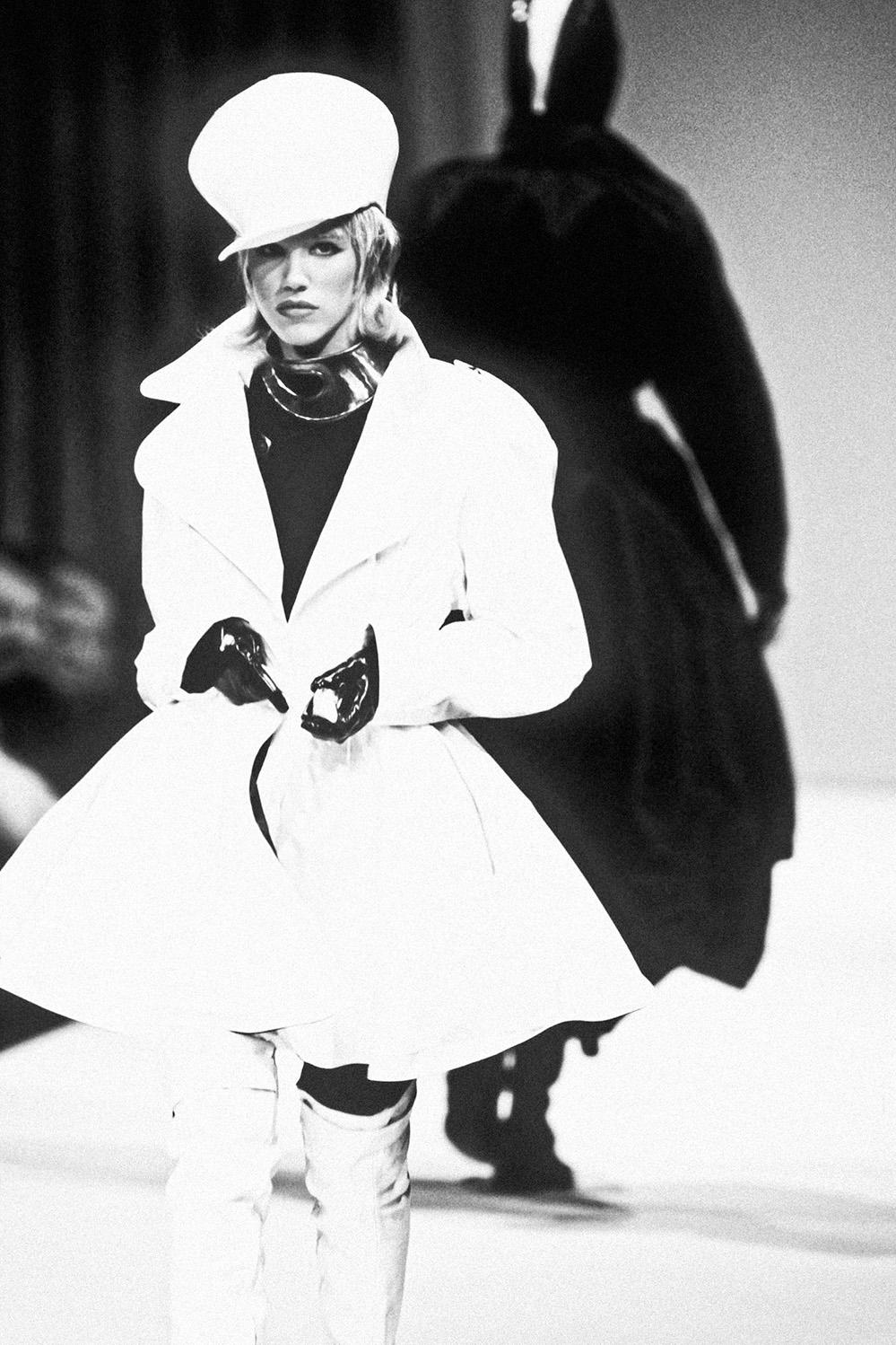 Thierry Mugler 1990 Dramatic Jacket Sculptural  Fitted Trench Coat For Sale 1