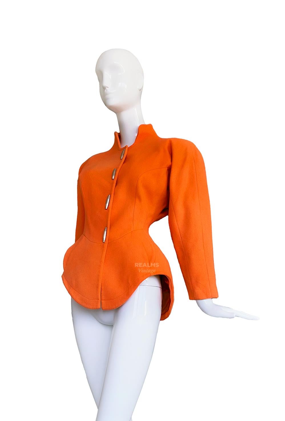 Thierry Mugler 1991 Dokumentierte skulpturale orangefarbene Jacke mit Metalldetails im Zustand „Gut“ im Angebot in Berlin, BE