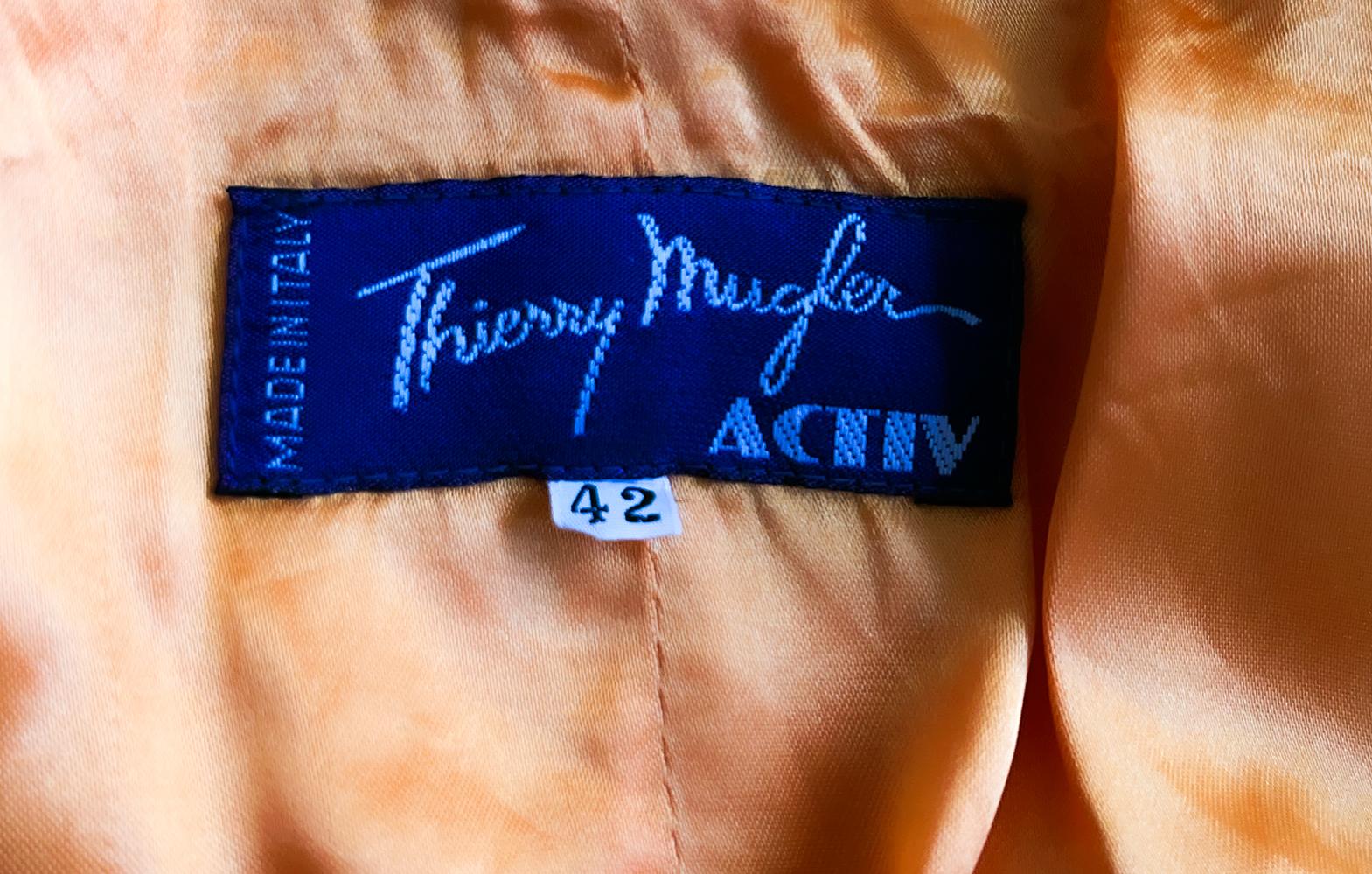 Thierry Mugler 1991 Dokumentierte skulpturale orangefarbene Jacke mit Metalldetails im Angebot 1