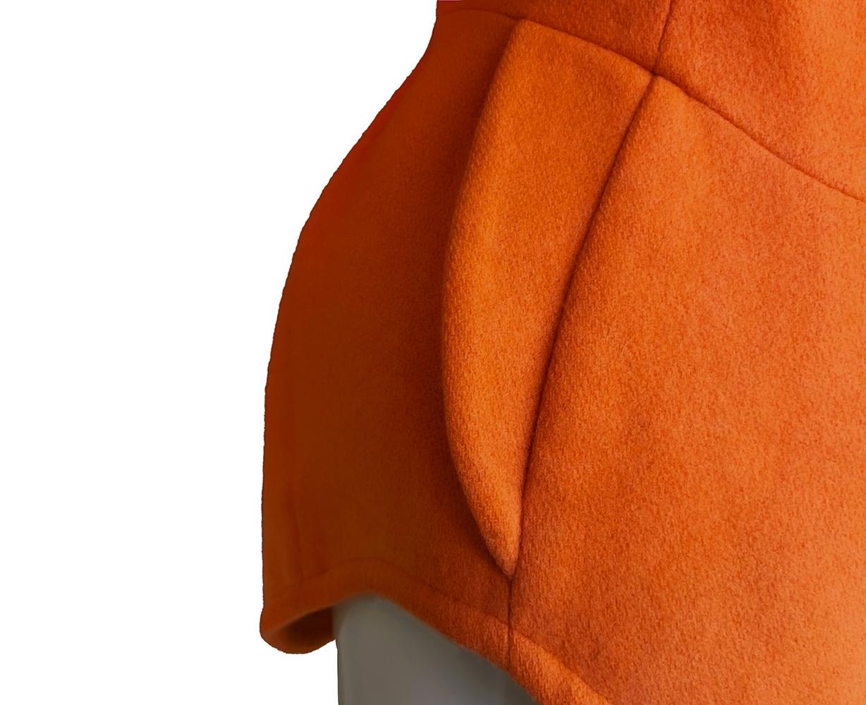 Veste orange sculpturale documentée Thierry Mugler 1991 avec détails en métal en vente 2