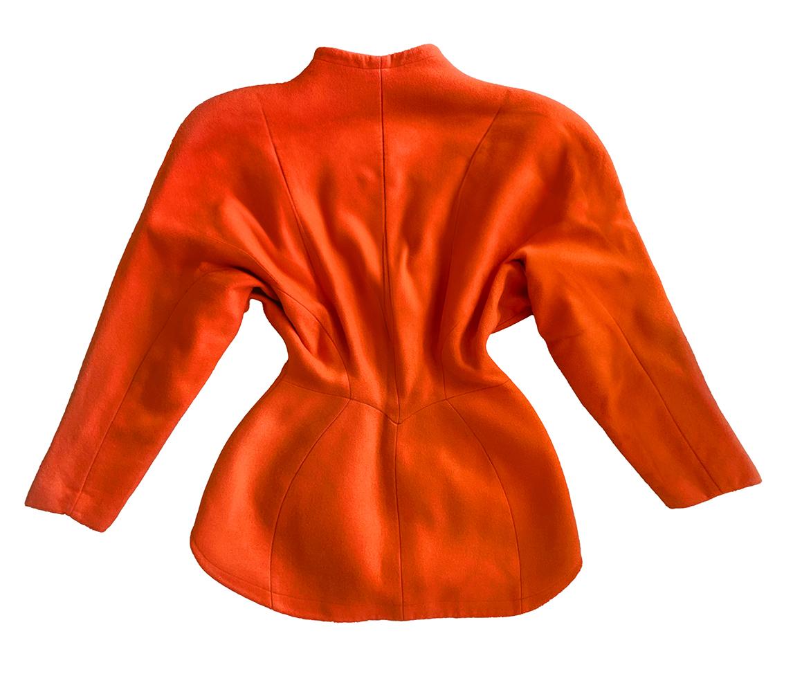 Thierry Mugler 1991 Dokumentierte skulpturale orangefarbene Jacke mit Metalldetails im Angebot 3