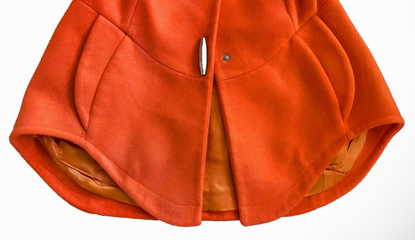Veste orange sculpturale documentée Thierry Mugler 1991 avec détails en métal en vente 4