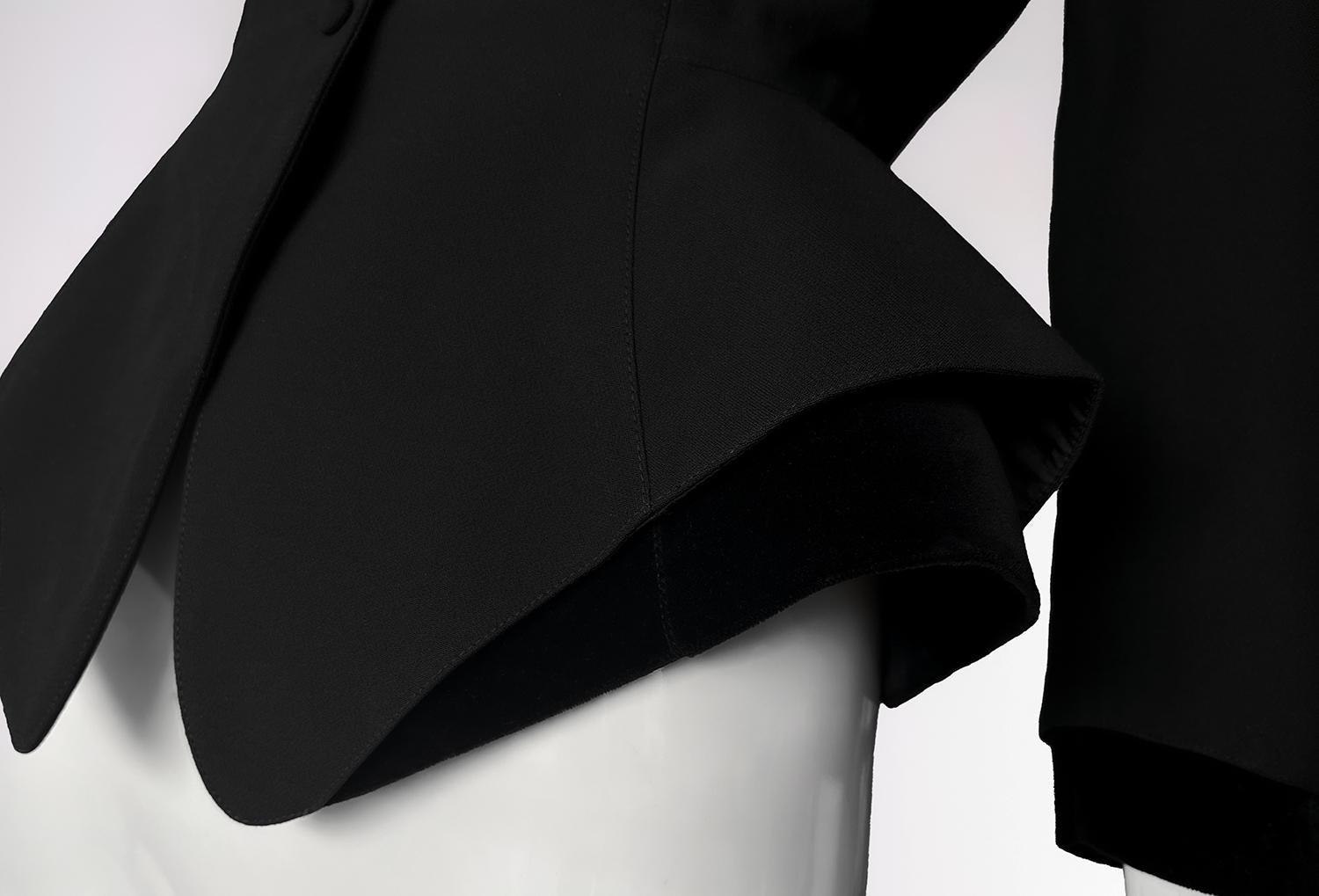 Nero Thierry Mugler 1995 Sculptural Black Jacket in vendita