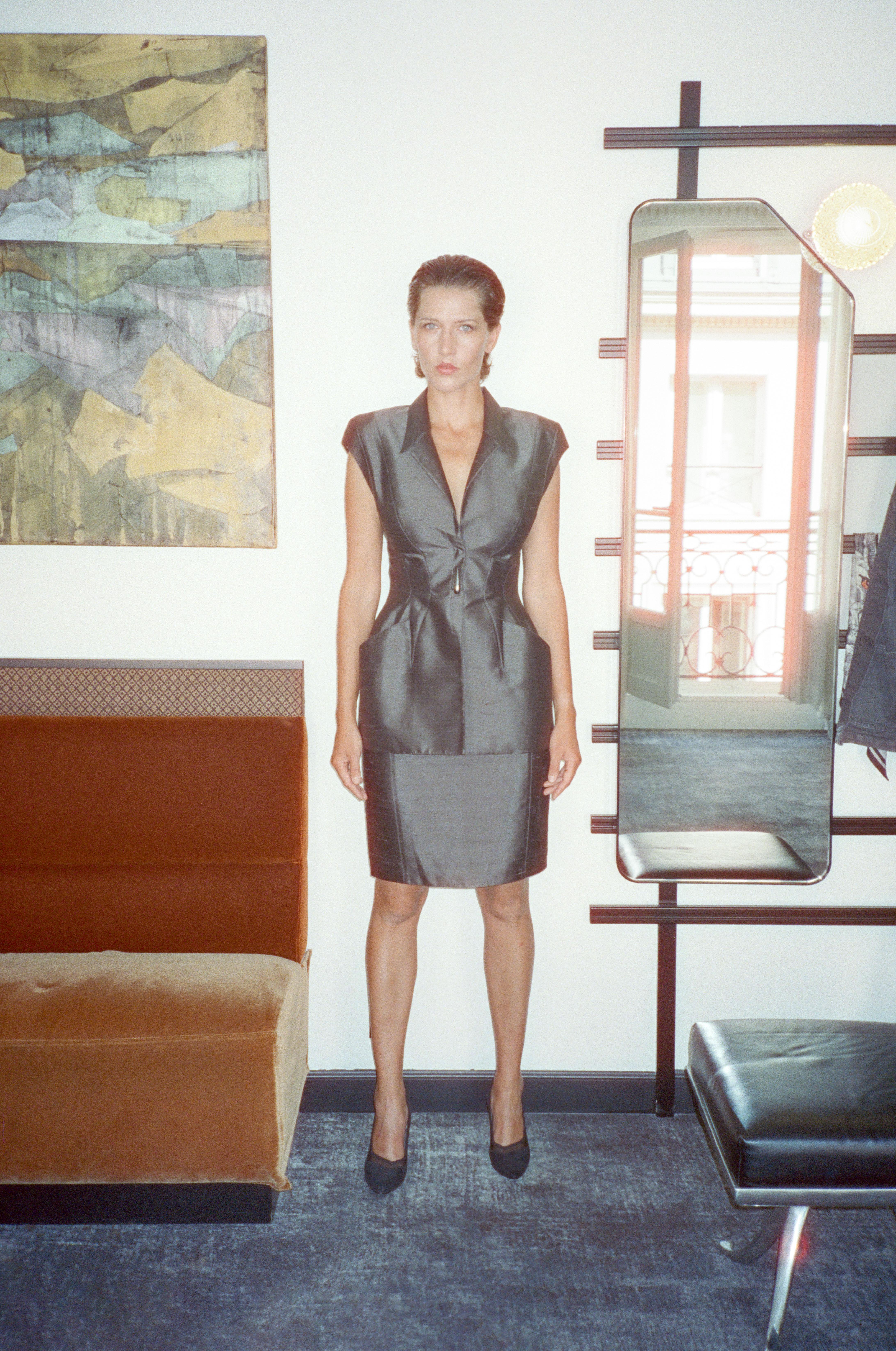 THIERRY MUGLER Tailleur jupe en soie texturée grise style futuriste, 1998 en vente 5